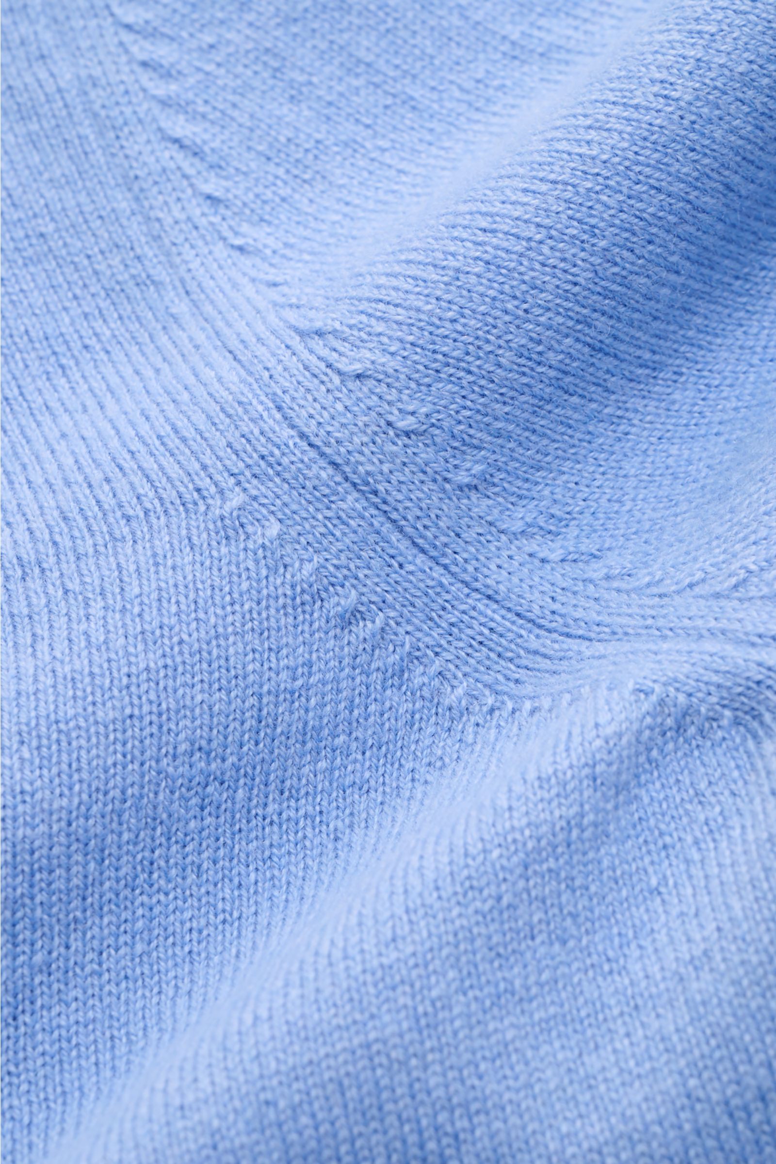 Nahaufnahme des feinen Strickbilds des Malo Cashmere Rundhalspullover blau mit weichem Griff und komfortablen Rippbündchen.