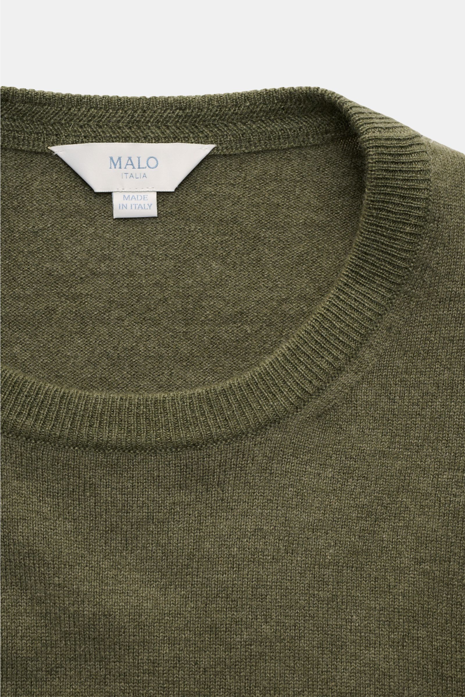 Malo Cashmere Rundhalspullover grün, Nahaufnahme von oben, reiner Cashmere, sehr weicher Griff, feines Strickbild, Slim Fit, Rundhalsausschnitt, komfortable Rippbündchen.