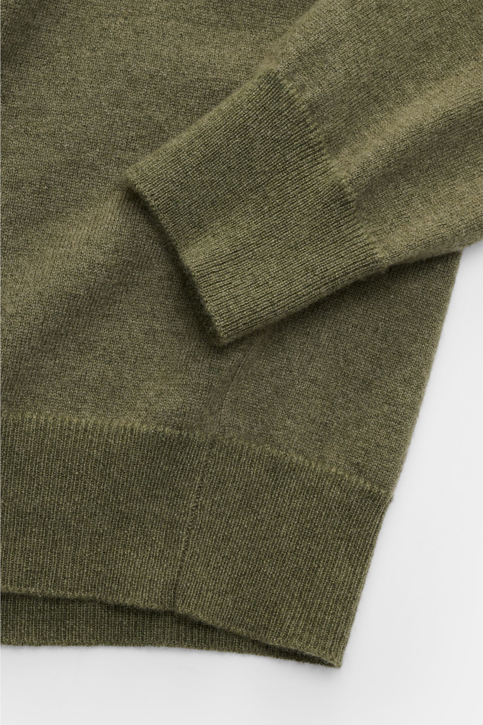 Malo Cashmere Rundhalspullover grün, Nahaufnahme von Ärmel und Saum, reiner Cashmere, sehr weich, feines Strickbild, Slim Fit, Rundhalsausschnitt, Rippbündchen.