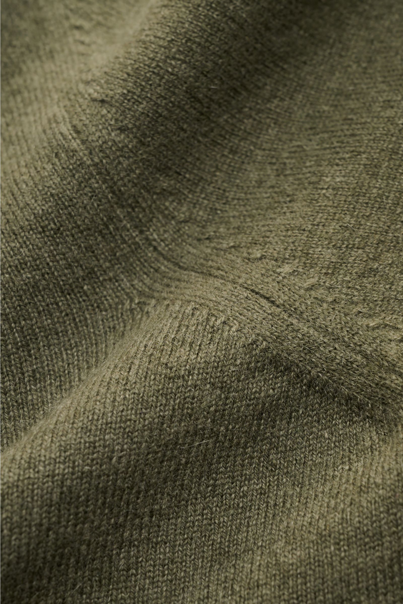 Malo Cashmere Rundhalspullover grün Nahaufnahme des feinen Strickbilds, weicher Griff, Slim Fit, Rundhalsausschnitt, Rippbündchen, reiner Cashmere.