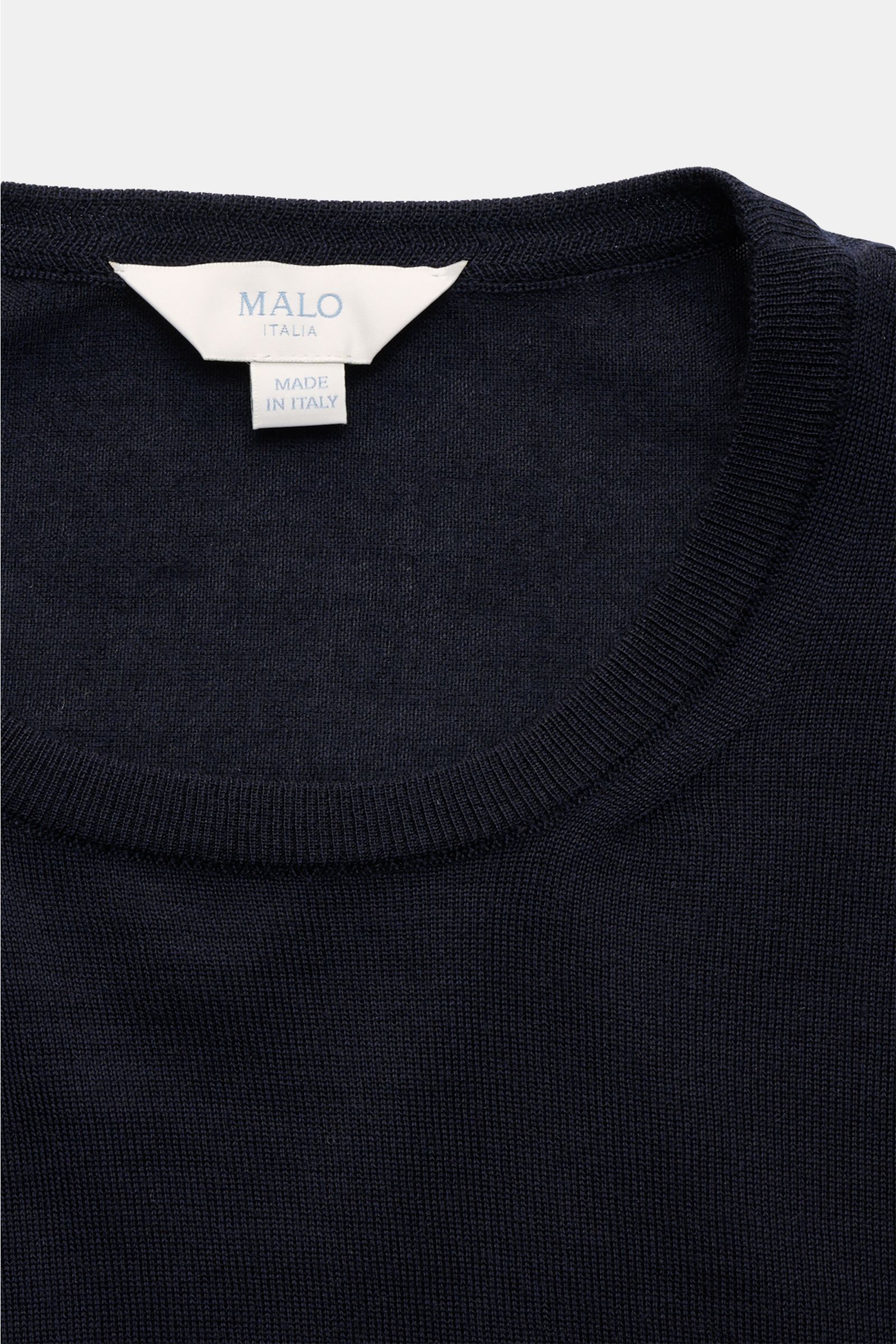 Malo Rundhalspullover navy, aus feinem Strickbild, Slim Fit mit Rundhalsausschnitt und komfortablen Rippbündchen, Mix aus Cashmere und Seide.