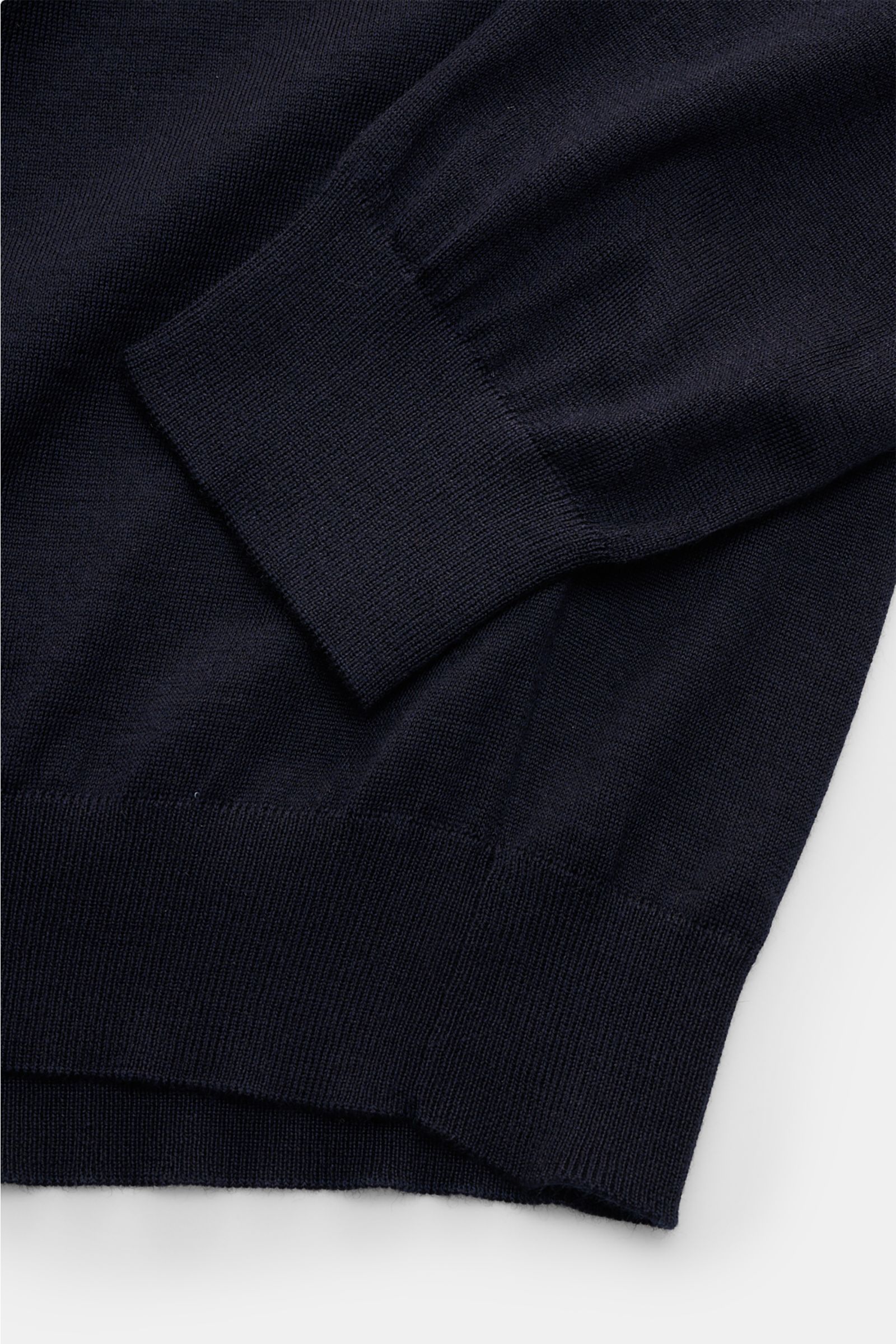 Nahaufnahme des Malo Rundhalspullover navy von oben, Slim Fit mit Rundhalsausschnitt, weichem Cashmere-Seide-Mix, feinem Strickbild und Rippbündchen.