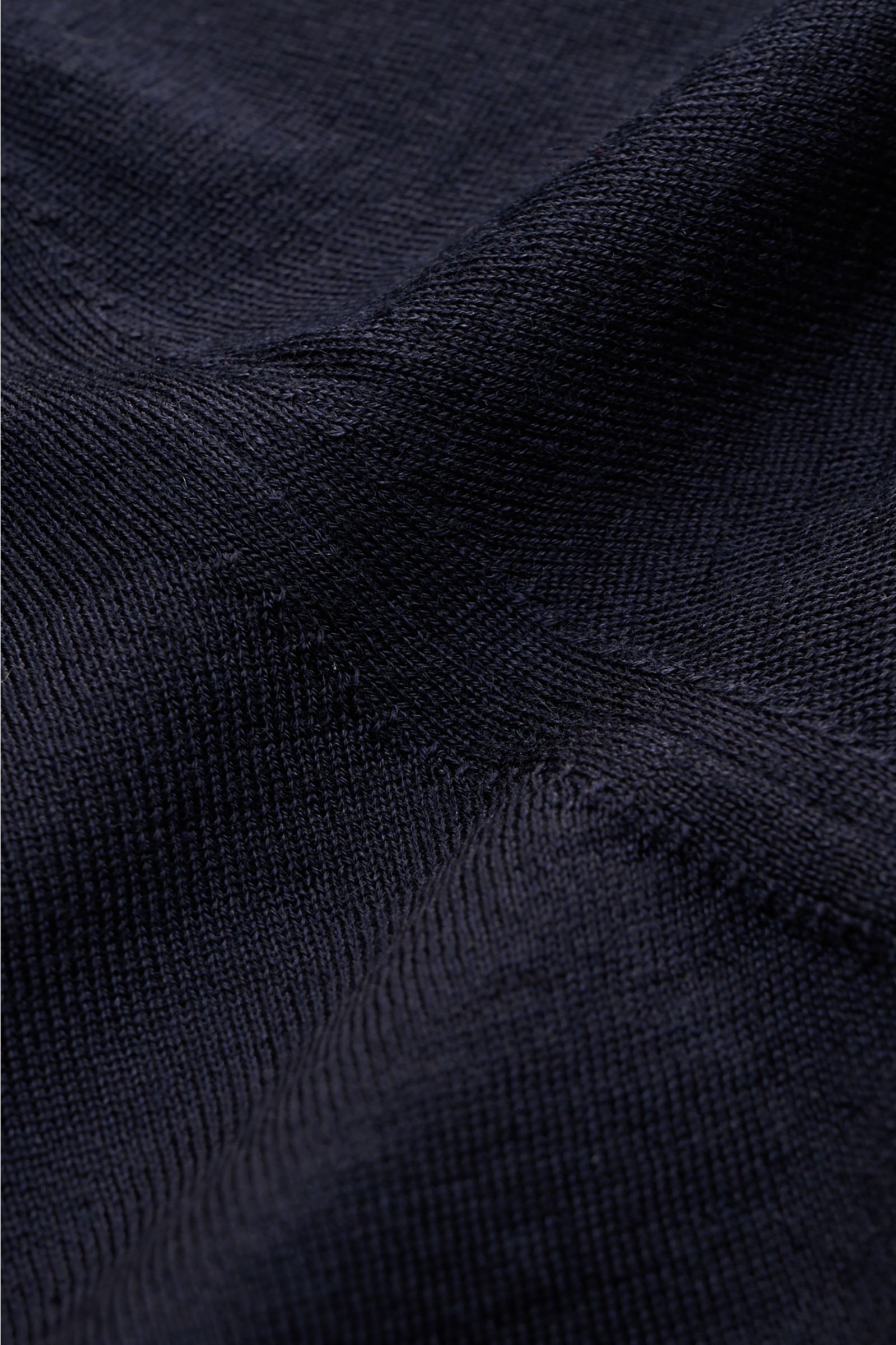 Nahaufnahme des feinen Strickbildes des Malo Rundhalspullover navy, Slim Fit mit weichem Cashmere-Seiden-Mix, Rundhalsausschnitt und Rippbündchen.