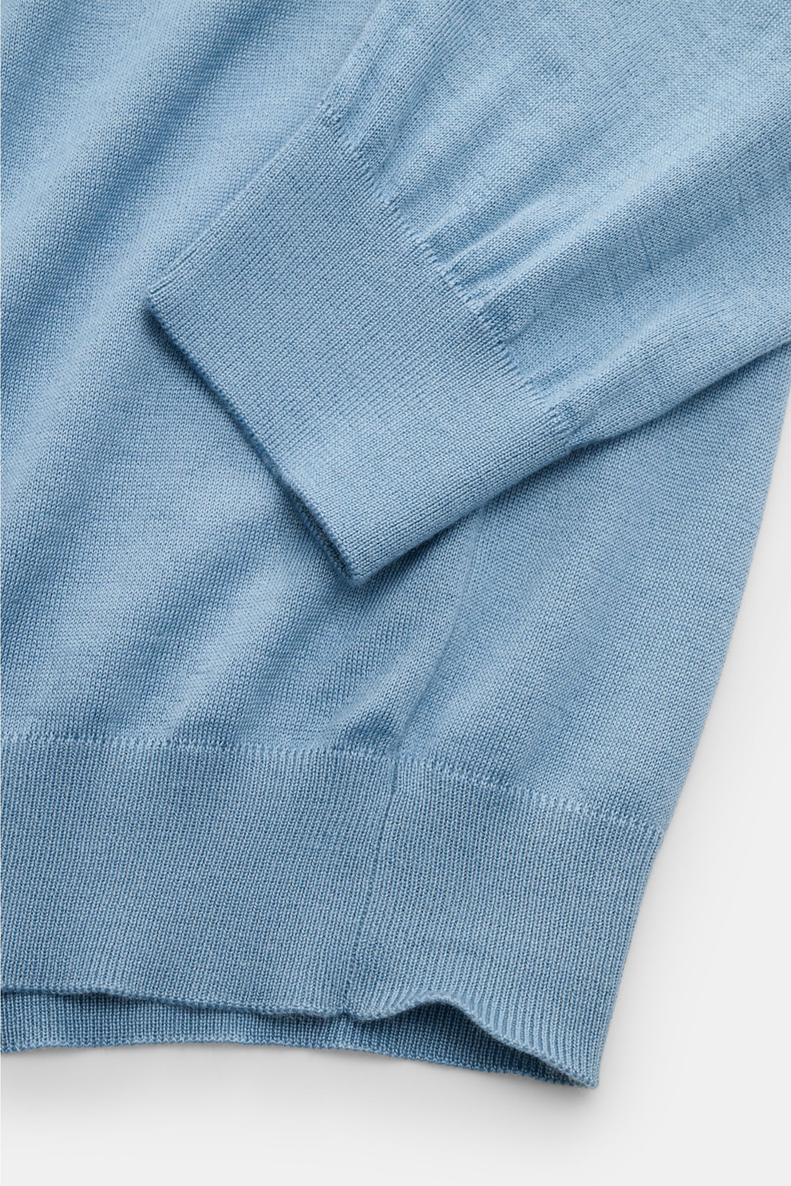 Nahaufnahme des Malo Rundhalspullover rauchblau von schräg oben, zeigt feines Strickbild, Slim Fit, Rundhalsausschnitt, weiche Rippbündchen aus Cashmere-Seide-Mix.