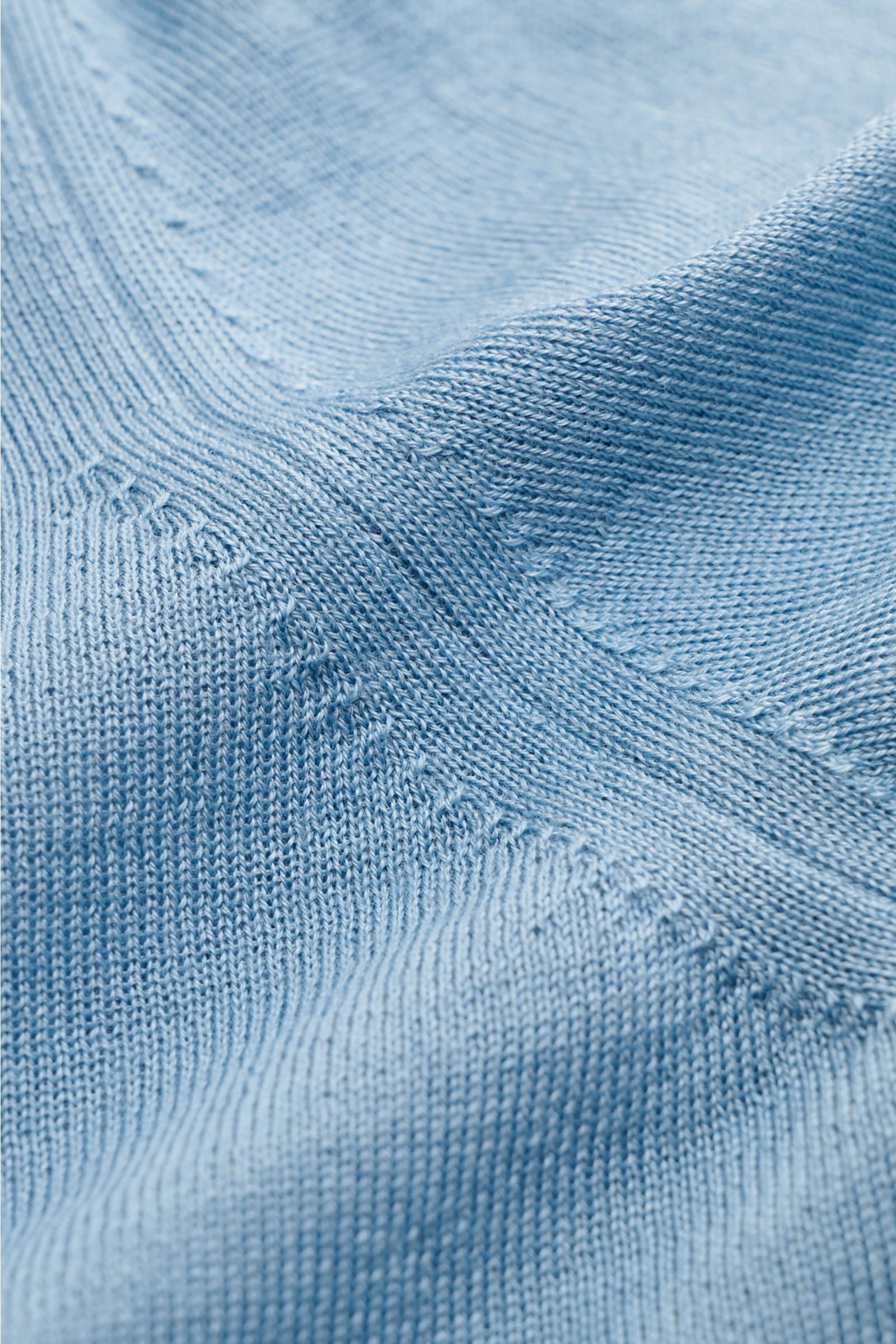 Nahaufnahme des feinen Strickbilds des Malo Rundhalspullover rauchblau aus Cashmere-Seide-Mix mit weichem Griff und Rippbündchen.