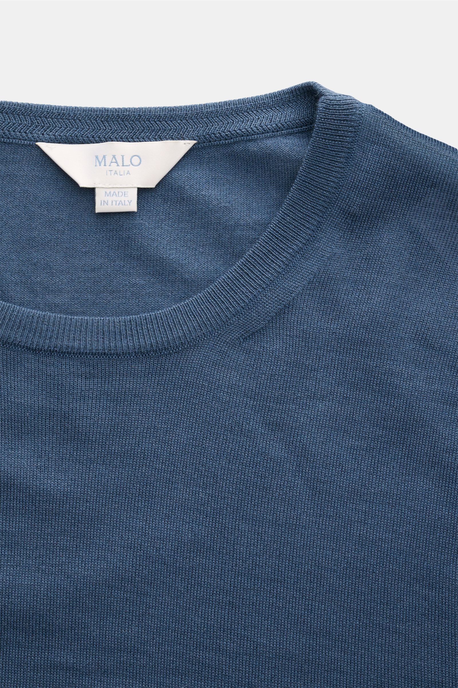 Malo Rundhalspullover dunkelblau in Nahaufnahme von oben, feines Strickbild, Rundhalsausschnitt, Slim Fit, weich, Cashmere-Seide-Mix.