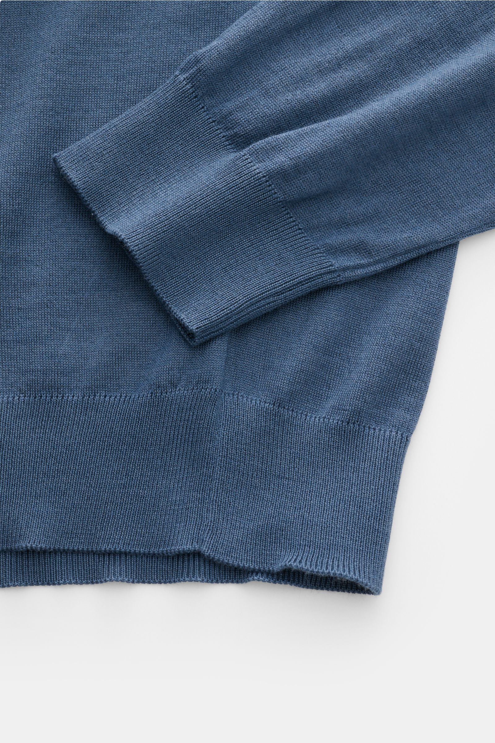 Nahaufnahme des Malo Rundhalspullover dunkelblau von oben, zeigt feines Strickbild, Rippbündchen, Slim Fit und weichen Cashmere-Seide-Mix.