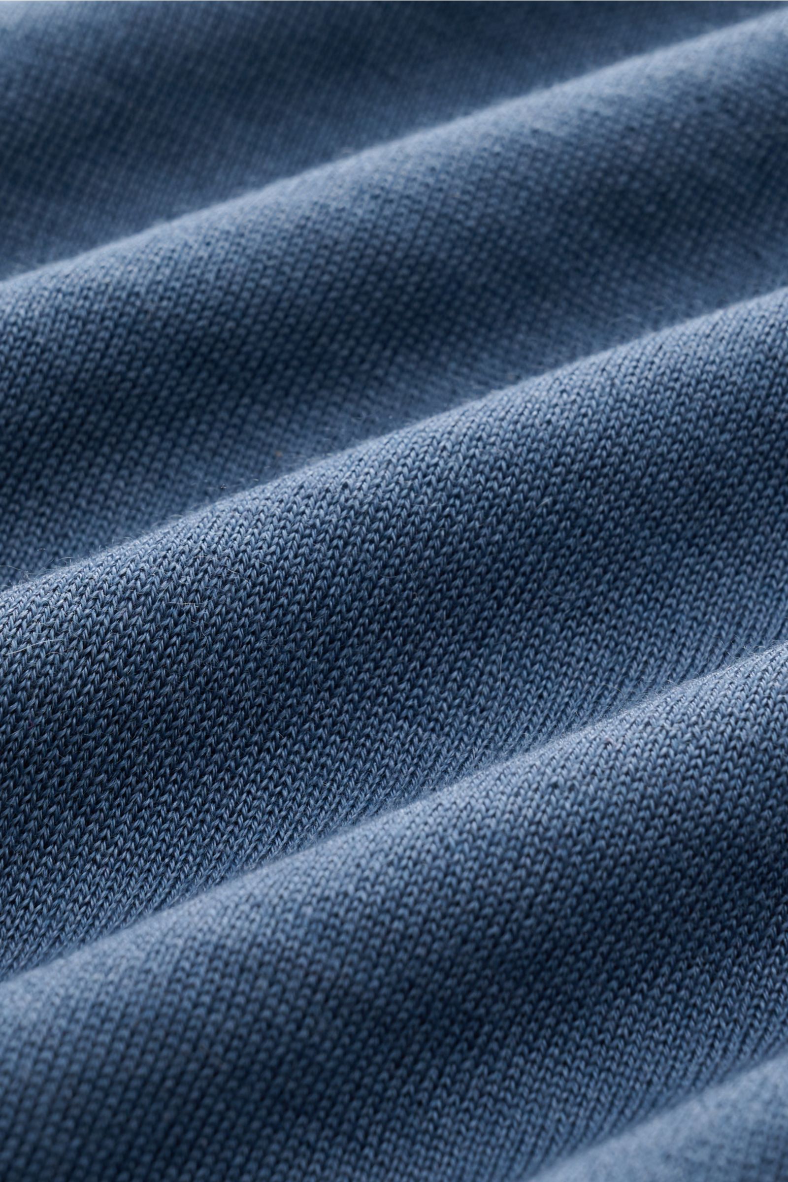 Malo Rundhalspullover dunkelblau, Detailaufnahme des feinen Strickbilds aus Cashmere-Seide-Mix, weich, Slim Fit, Rippbündchen.