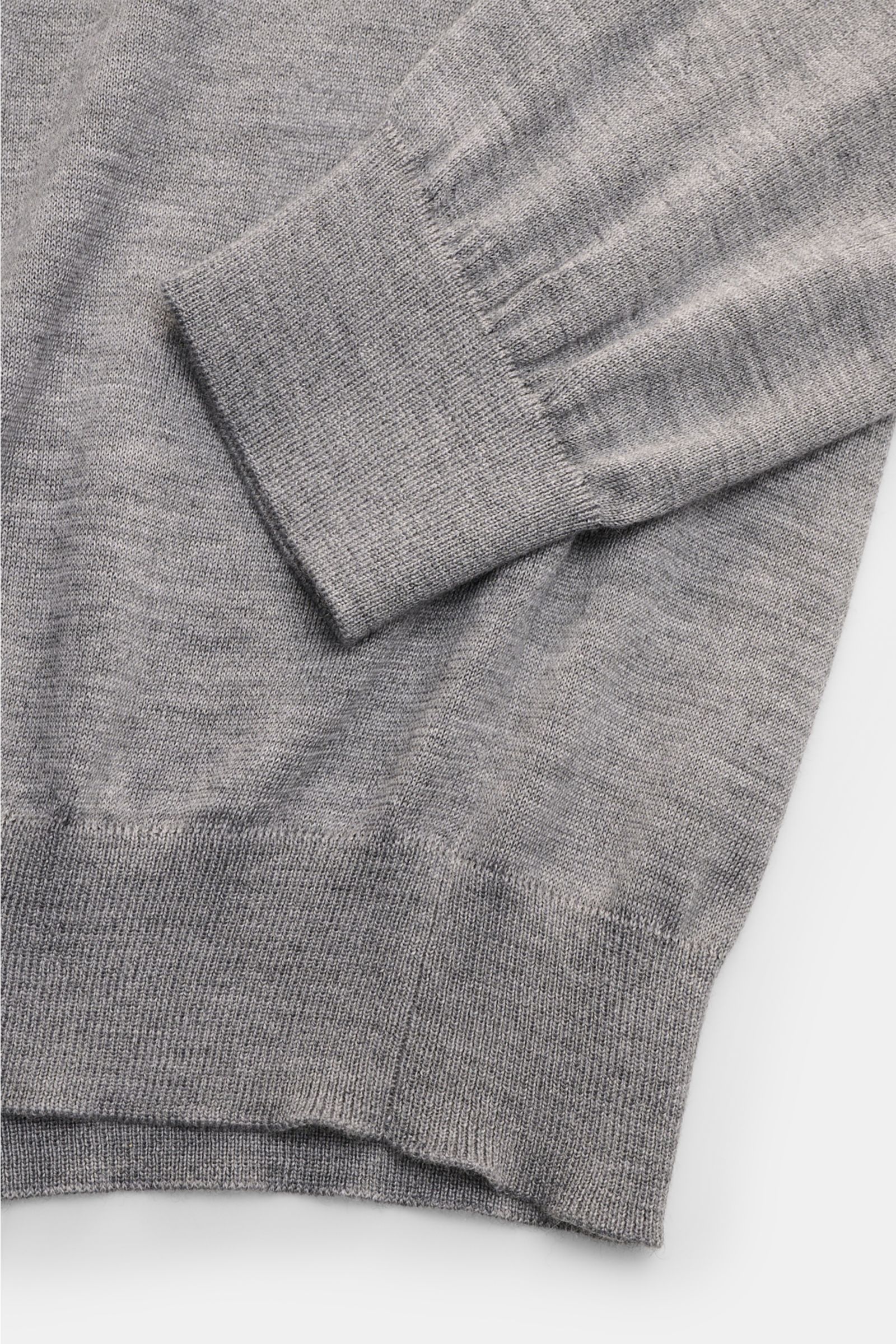 Malo Rundhalspullover grau meliert aus Cashmere-Seide-Mix, Slim Fit, feines Strickbild, Rundhalsausschnitt, Rippbündchen, Detailaufnahme von Ärmel und Bund.