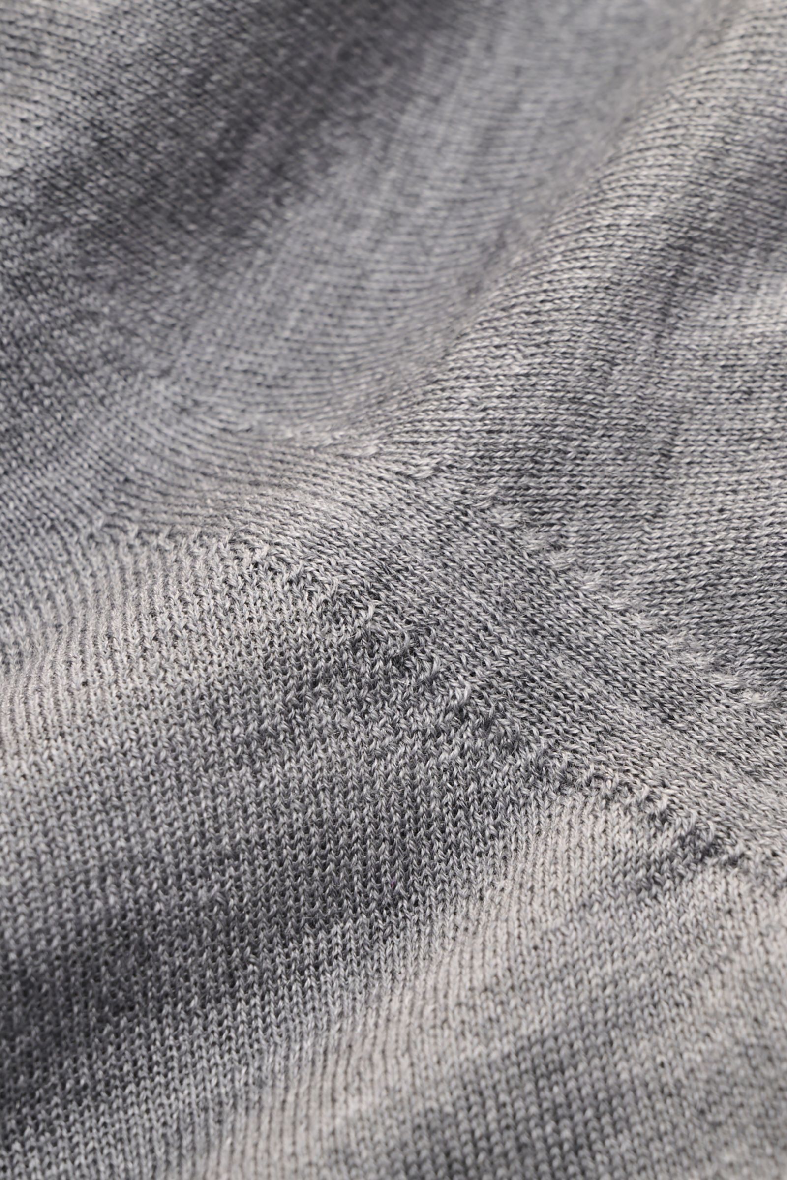 Nahaufnahme des feinen Strickbilds des Malo Rundhalspullover grau meliert aus weichem Cashmere-Seide-Mix mit Rippbündchen.