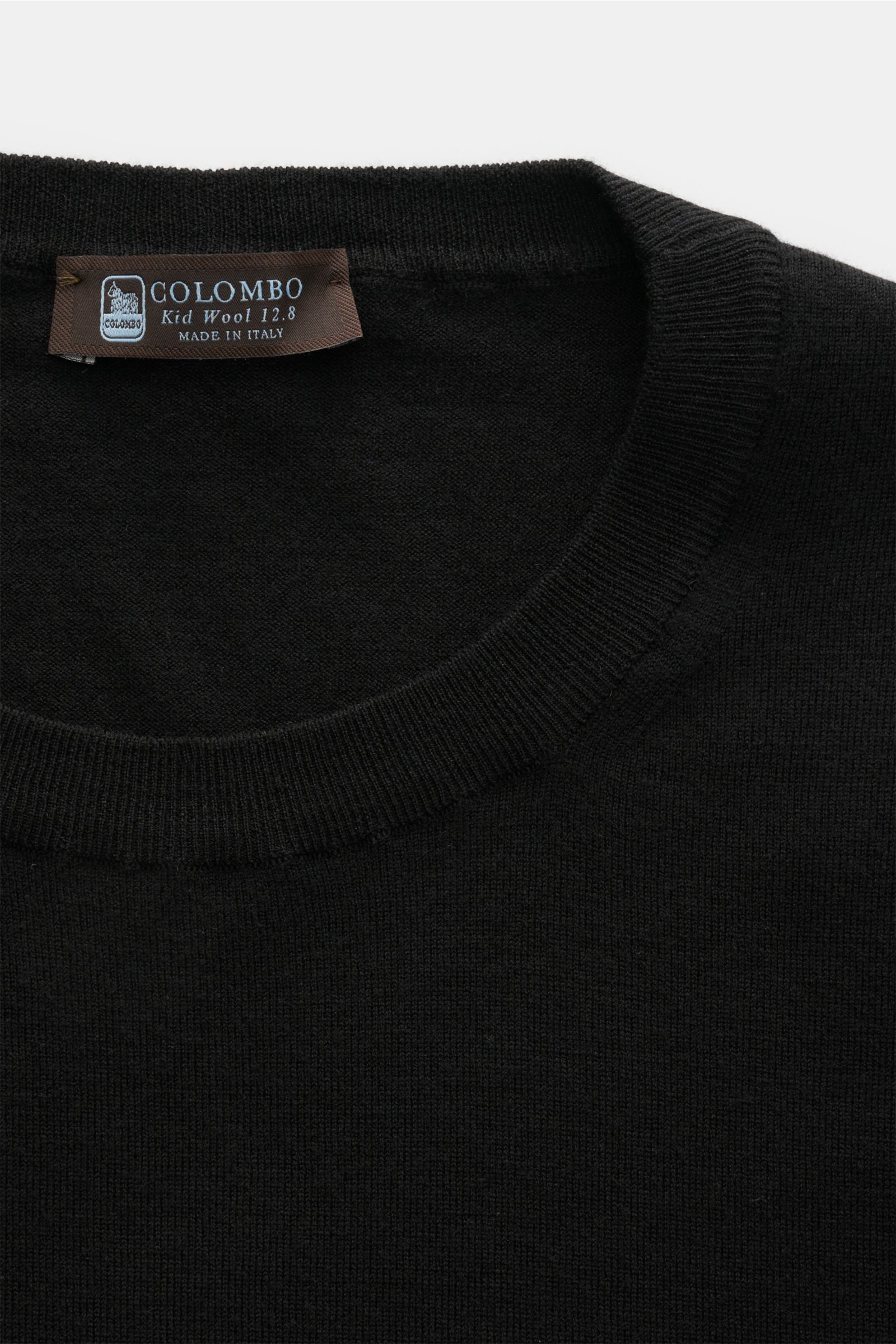 Colombo Rundhalspullover schwarz aus reiner Kid Wool, feiner Regular Fit mit Rundhalsausschnitt und Rippbündchen, Nahaufnahme von oben.
