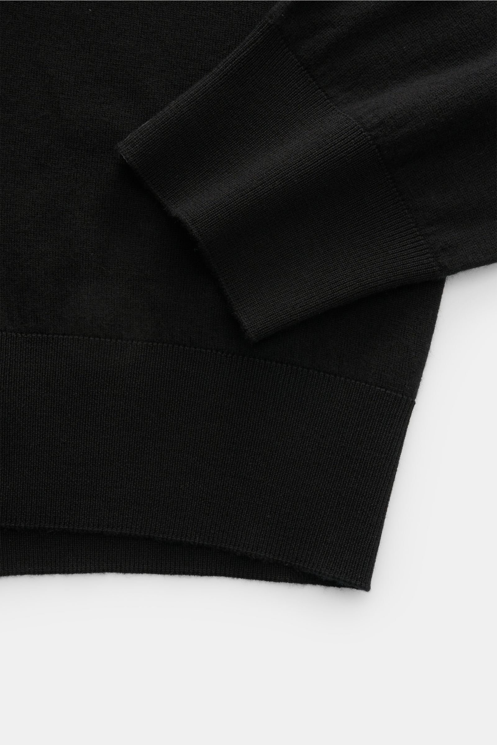 Colombo Rundhalspullover schwarz, Detailfoto von oben, reine Kid Wool, weicher Griff, Regular Fit, Rundhalsausschnitt, Rippbündchen.