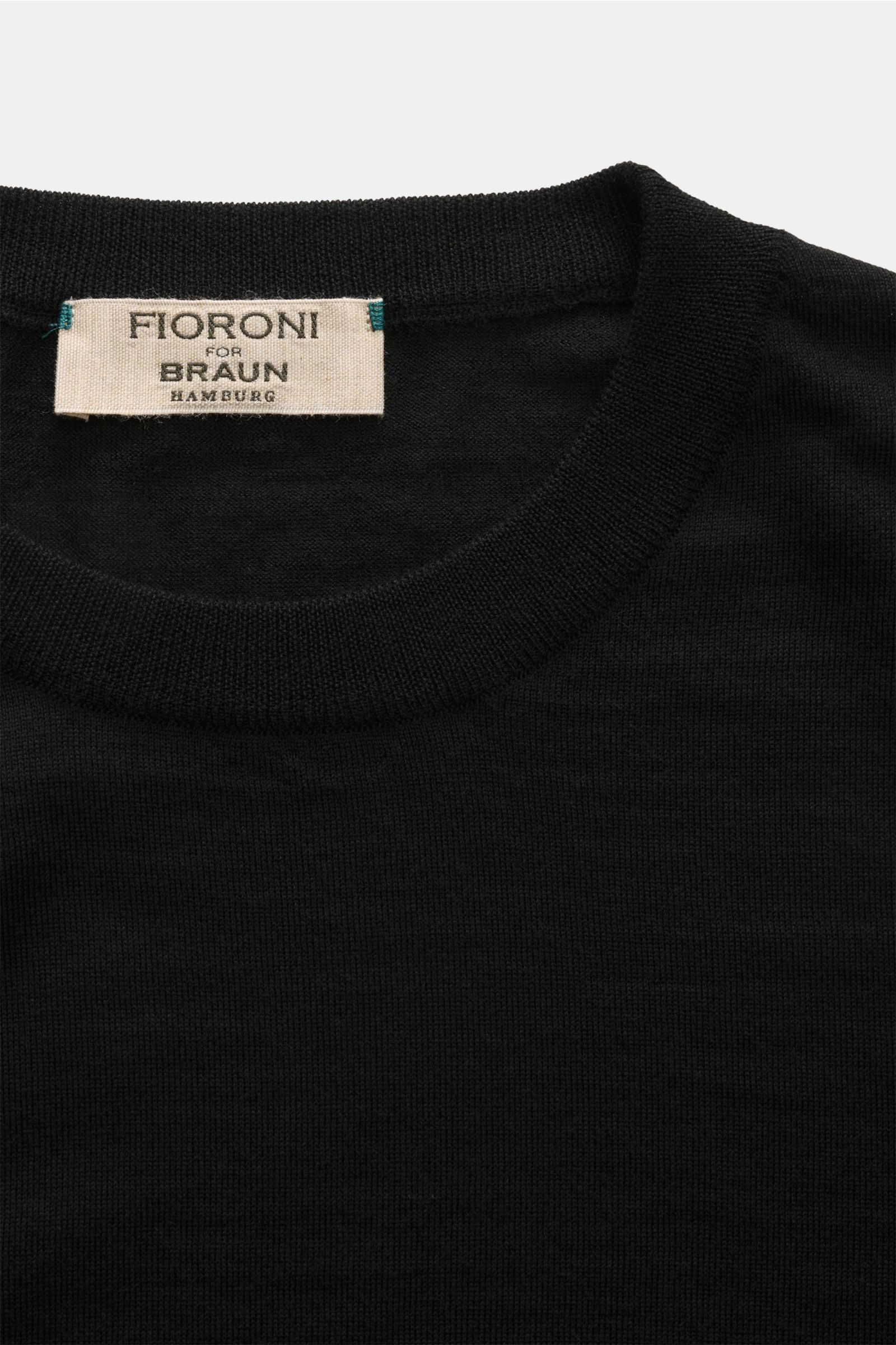 Nahaufnahme des Rundhalsausschnitts vom Fioroni Rundhalspullover schwarz, feines Strickbild, reine Schurwolle, soft, Slim Fit, flexible Rippbündchen.