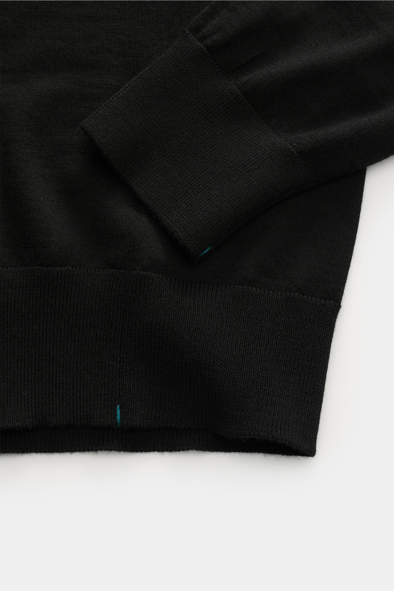 Fioroni Rundhalspullover schwarz, Detailaufnahme von Bündchen und Saum, Slim Fit, reine Schurwolle, weicher Griff, feines Strickbild, Rundhalsausschnitt, flexible Rippbündchen.