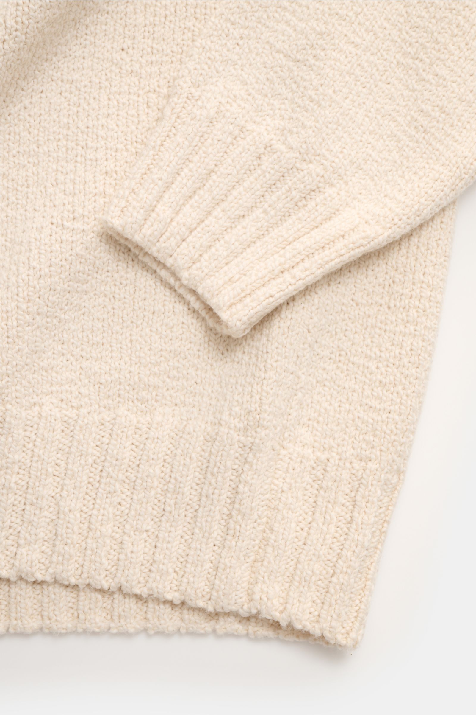 Beige 04651/ A trip in a bag Rundhalspullover 'Boucle Crew' in Nahaufnahme von Ärmel und Bund, reine Baumwolle, weiche Bouclé-Struktur.