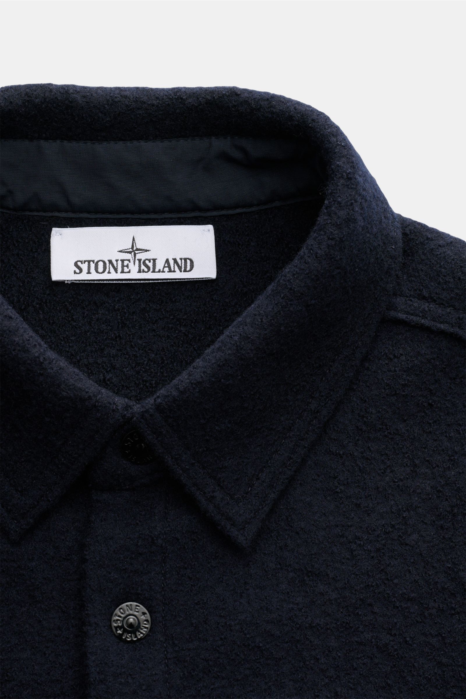 Stone Island Overshirt navy shown from a close-up front perspective, featuring reine, gefilzte Wolle, weicher Griff, garment dyed, Regular Fit, Druckknopfleiste, Umlegekragen, aufgesetzte Brusttaschen, and typisches Kompass-Badge am Ärmel.