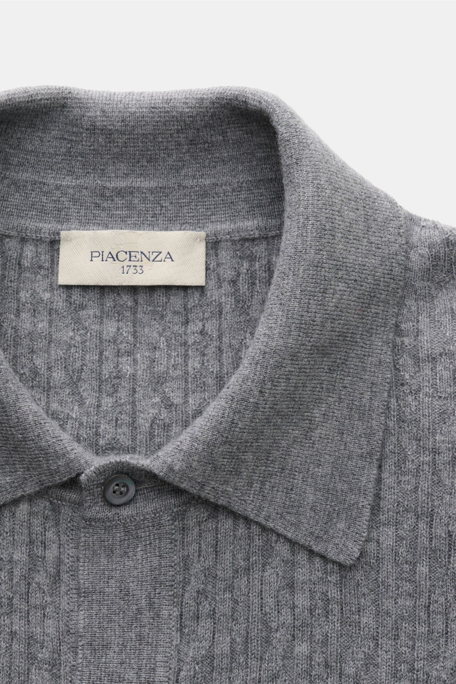 Piacenza 1733 Cardigan grau meliert, Nahaufnahme von oben, Rippstrick-Design, klassischer Umlegekragen, Knopfleiste, reine Schurwolle, Slim Fit.