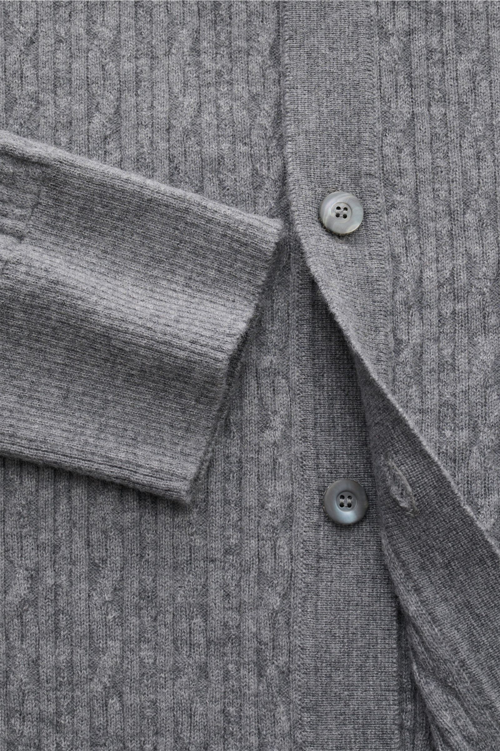 Piacenza 1733 Cardigan grau meliert aus 100% Schurwolle in Nahaufnahme, Rippstrick-Design, durchgehende Knopfleiste, Slim Fit, klassischer Umlegekragen.