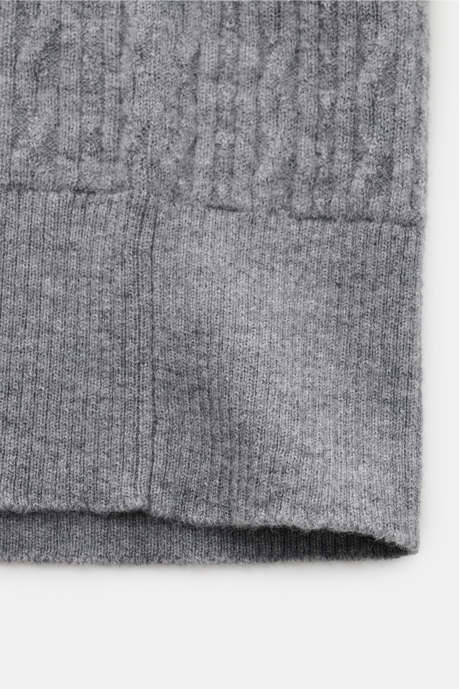 Nahaufnahme des unteren Bereichs des Piacenza 1733 Cardigan grau meliert, 100% Schurwolle, feines Strickbild mit Rippstrick-Design, Slim Fit, Rippbündchen sichtbar.