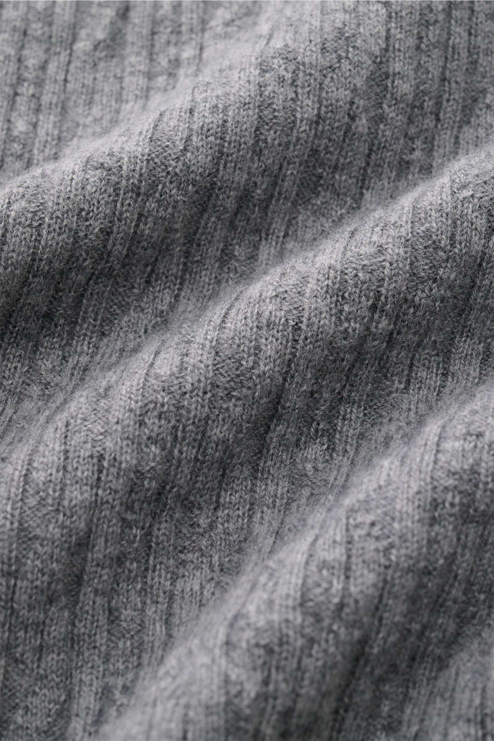 Piacenza 1733 Cardigan grau meliert aus reiner Schurwolle, Rippstrick-Design, Slim Fit, weicher Griff, feines Strickbild, Nahaufnahme der Struktur