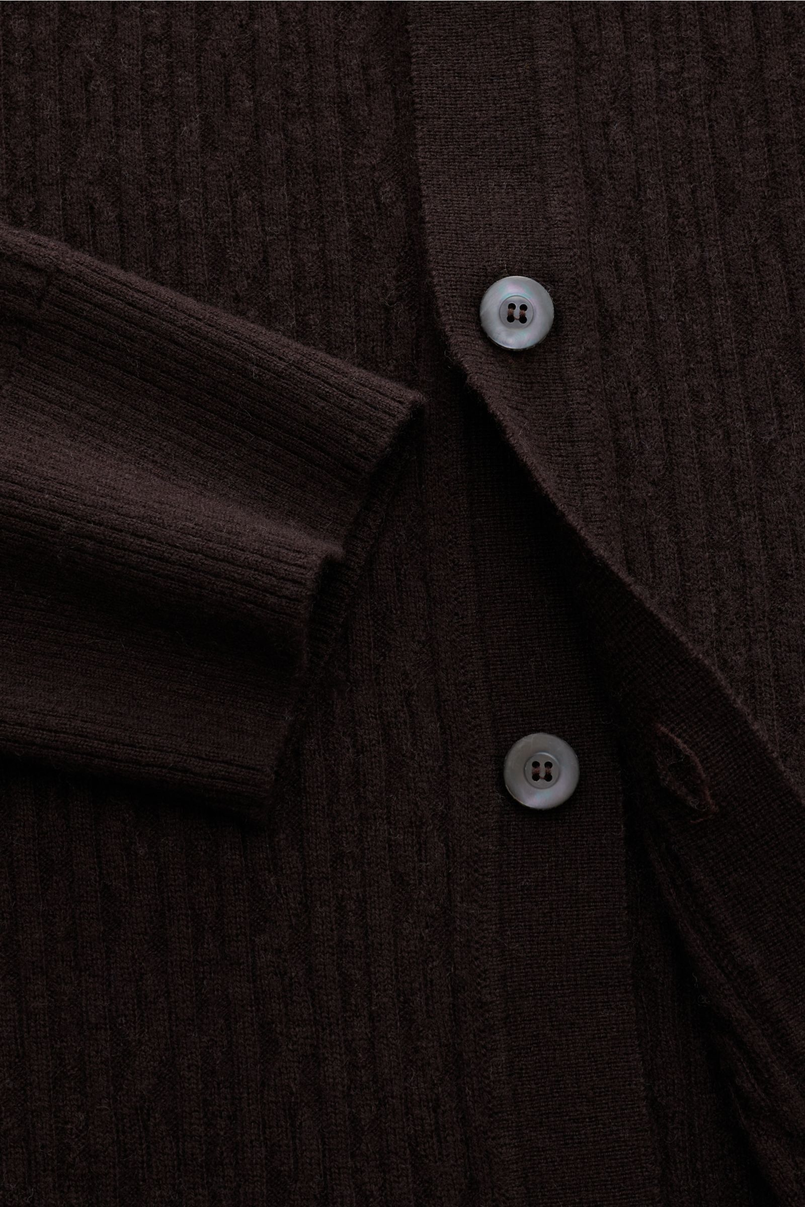 Piacenza 1733 Cardigan dunkelbraun aus 100% Schurwolle, Slim Fit, Rippstrick-Design, klassischer Umlegekragen, Knopfleiste, Detailaufnahme von oben.