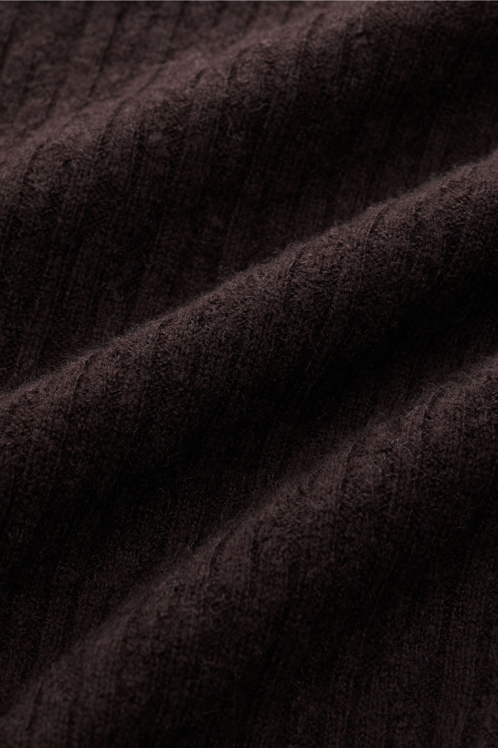 Piacenza 1733 Cardigan dunkelbraun Nahaufnahme des feinen Rippstrick-Designs aus weicher 100% Schurwolle, Detailansicht Slim Fit.