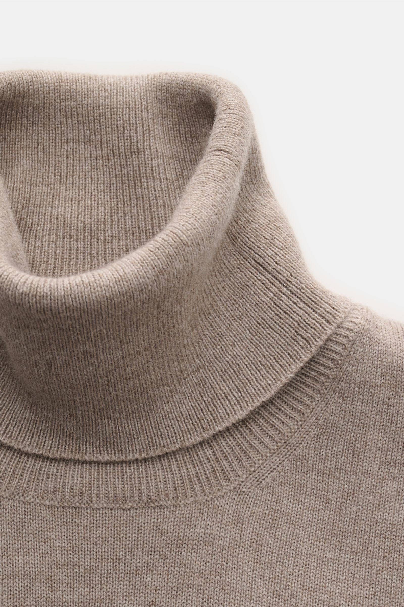 Brunello Cucinelli Cashmere Rollkragenpullover taupe meliert shown close-up from above, featuring a high, fitted turtleneck with fine knit, soft texture, slim contrast edges, and ribbed cuffs. Als vielseitiges Essential bietet dieser luxuriöse Cashmere
