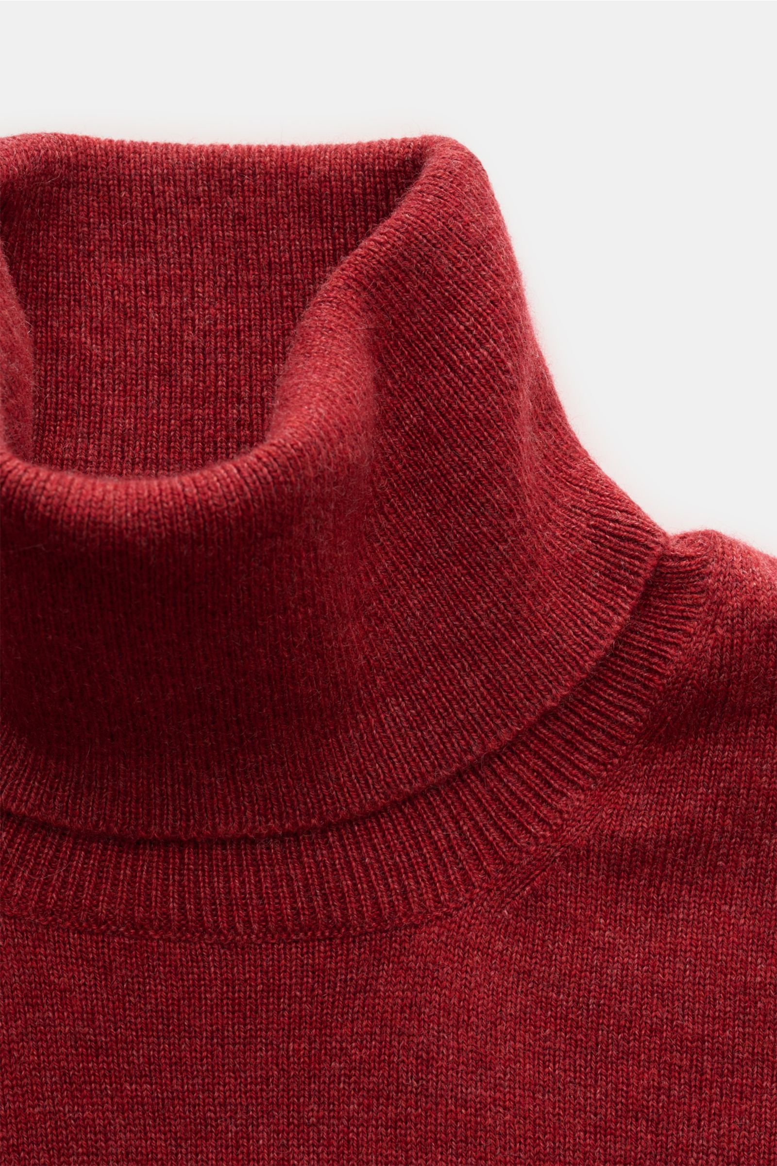Close-up front view of Brunello Cucinelli Cashmere Rollkragenpullover dunkelrot, a luxurious dark red pure cashmere turtleneck sweater with fine knit, slim contrast edges, regular fit, and flexible ribbed cuffs, offering warmth and a soft touch.

Descript