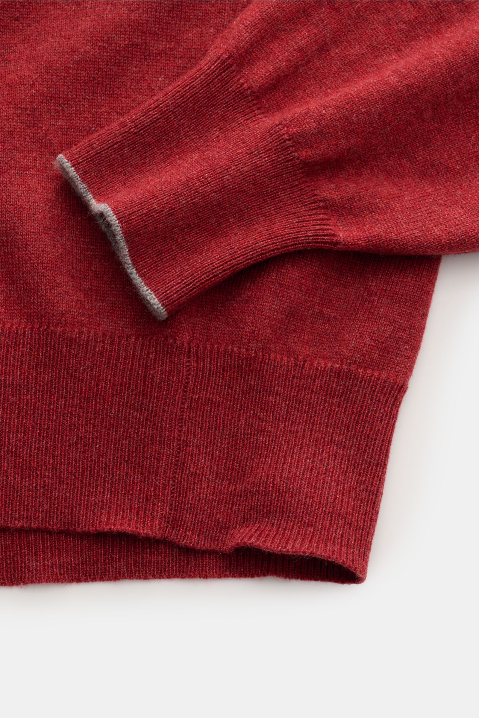 Close-up shot from above of the Brunello Cucinelli Cashmere Rollkragenpullover dunkelrot showing fine knit, slim contrast cuffs, and ribbed hem for a soft, warm feel.

Als vielseitiges Essential bietet dieser luxuriöse Cashmerepullover mit hohem, anlie