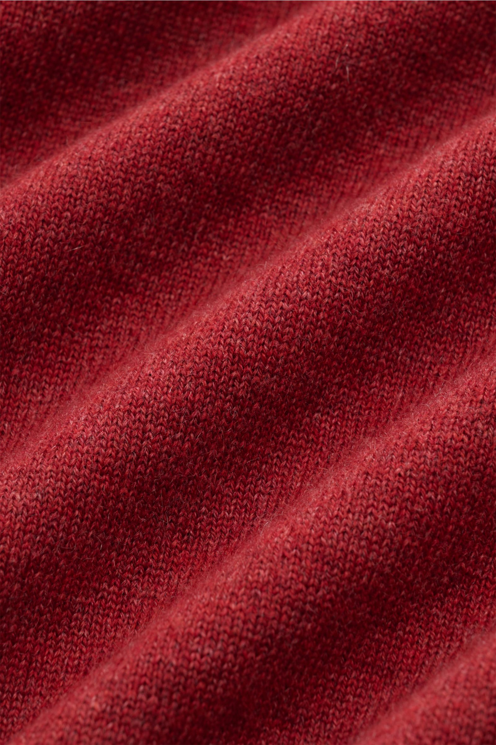 Close-up view of the dark red Brunello Cucinelli Cashmere Rollkragenpullover fabric, showing fine knit texture and softness.

Als vielseitiges Essential bietet dieser luxuriöse Cashmerepullover mit hohem, anliegendem Rollkragen von BRUNELLO CUCINELLI n