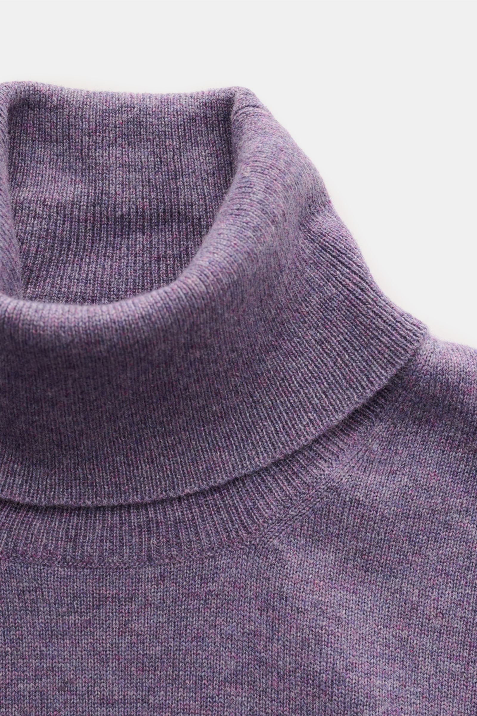Brunello Cucinelli Cashmere Rollkragenpullover violett meliert, close-up top view of soft, fine-knit turtleneck with slim contrast edges. Als vielseitiges Essential bietet dieser luxuriöse Cashmerepullover mit hohem, anliegendem Rollkragen von BRUNELLO