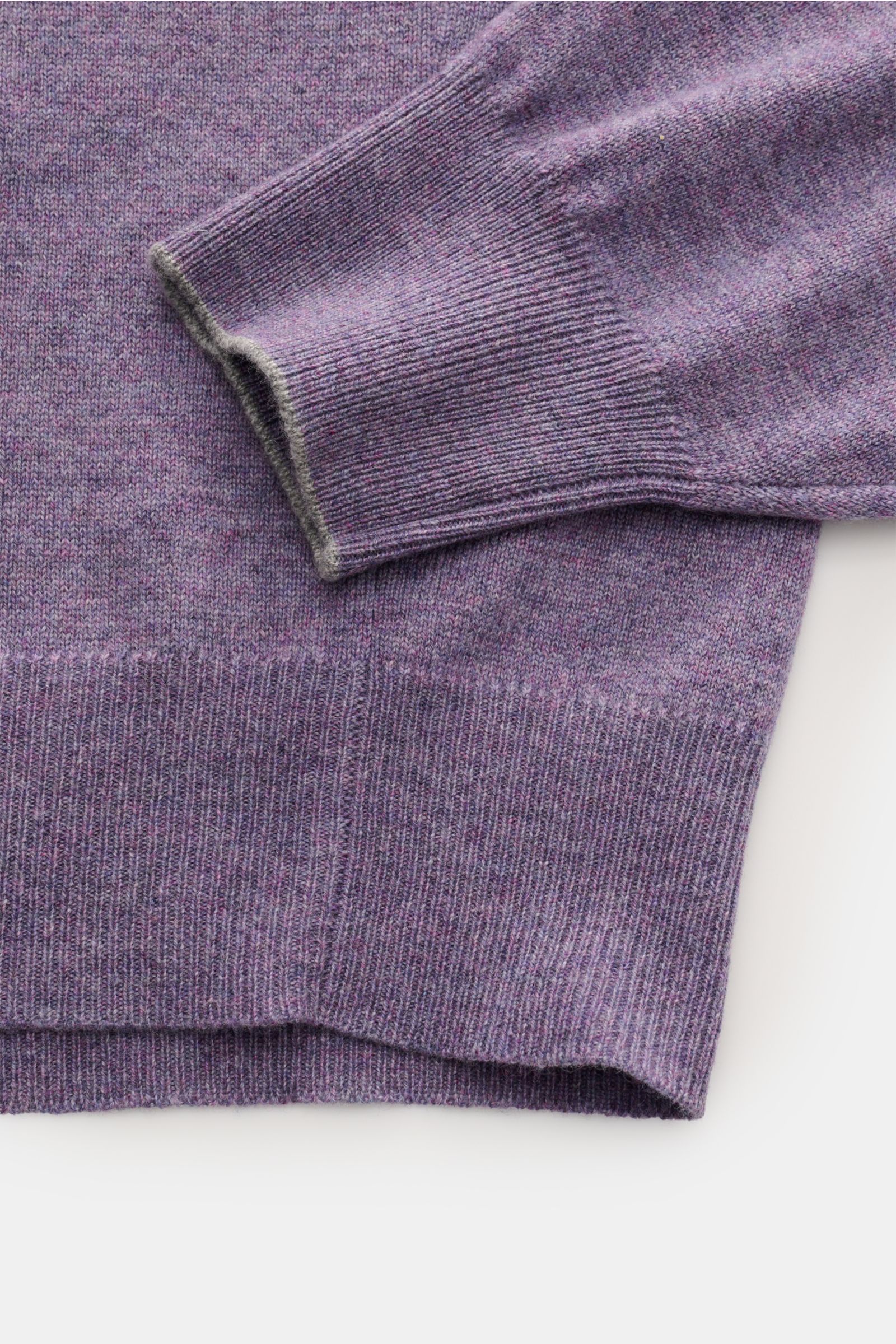 Close-up top-down view of Brunello Cucinelli Cashmere Rollkragenpullover violett meliert showing ribbed cuffs, hem, and fine knit texture with contrast edges.

Description: Als vielseitiges Essential bietet dieser luxuriöse Cashmerepullover mit hohem, anl