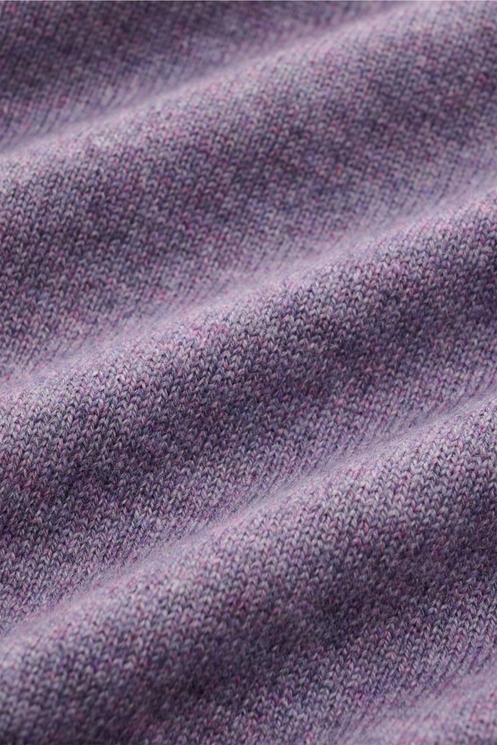 Close-up front view of Brunello Cucinelli Cashmere Rollkragenpullover violett meliert showing fine knit, soft texture, and melange hues.

Description: Als vielseitiges Essential bietet dieser luxuriöse Cashmerepullover mit hohem, anliegendem Rollkragen