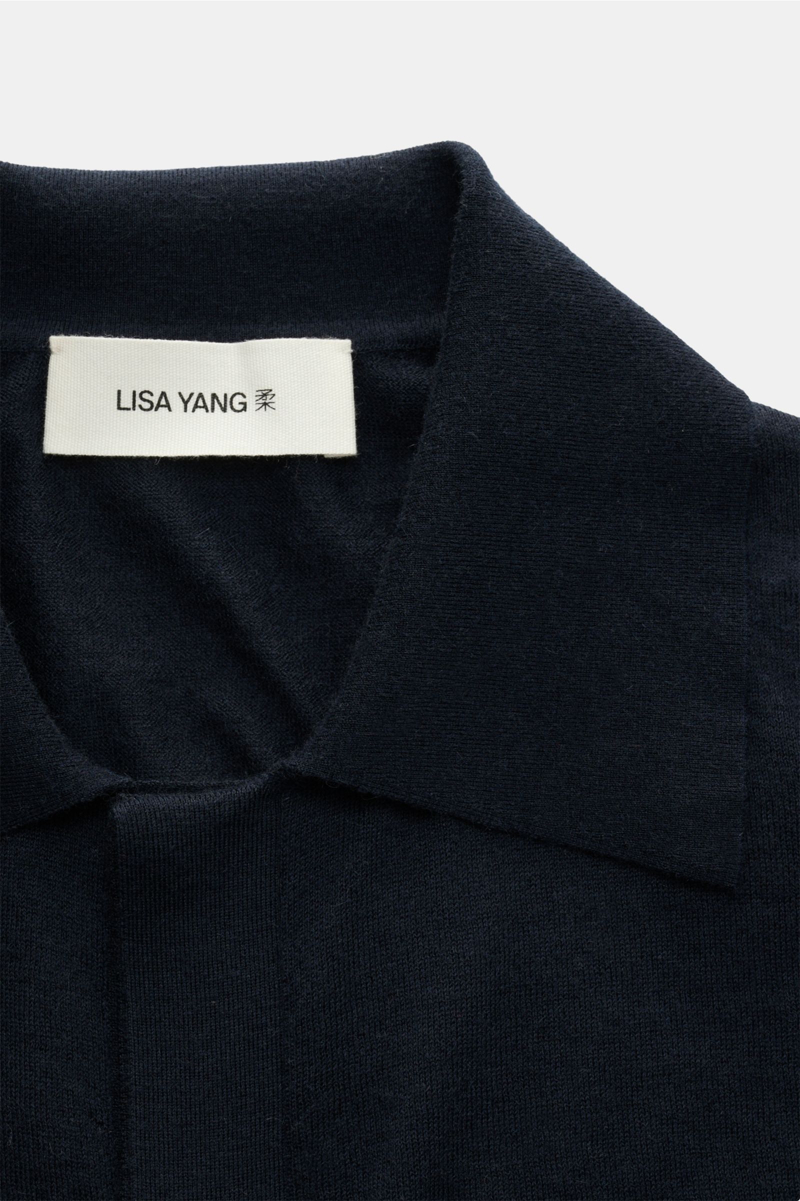 Nahaufnahme des Lisa Yang Cashmere Strickhemds 'Kieran' navy, Frontansicht mit klassischem Umlegekragen, verdeckter Knopfleiste und weichem, feinem Strickbild aus reinem Cashmere.