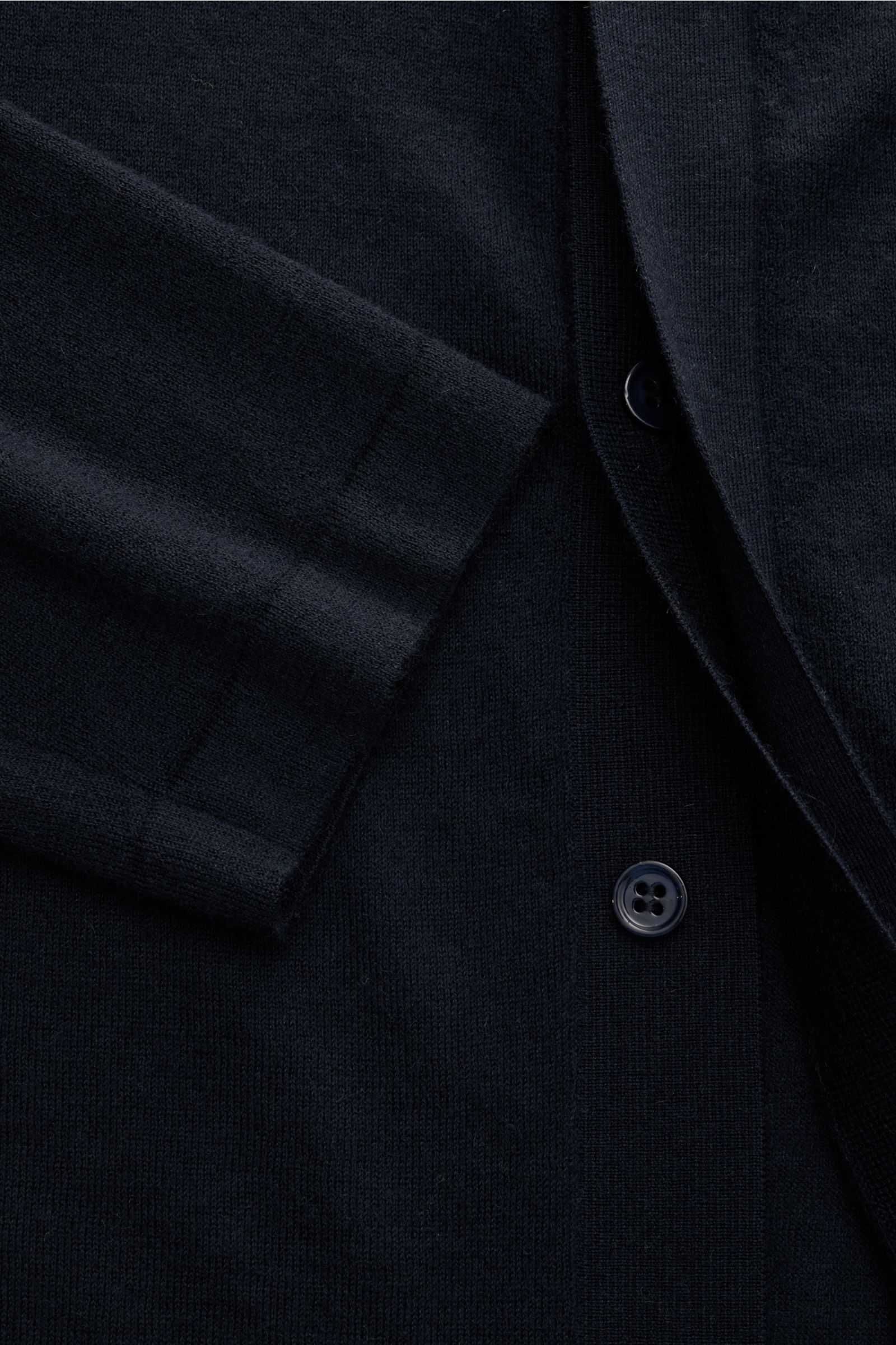 Nahaufnahme des navyfarbenen Lisa Yang Cashmere Strickhemds 'Kieran' mit verdeckter Knopfleiste, klassischem Umlegekragen und Brusttasche aus feinem, weichem Cashmere.