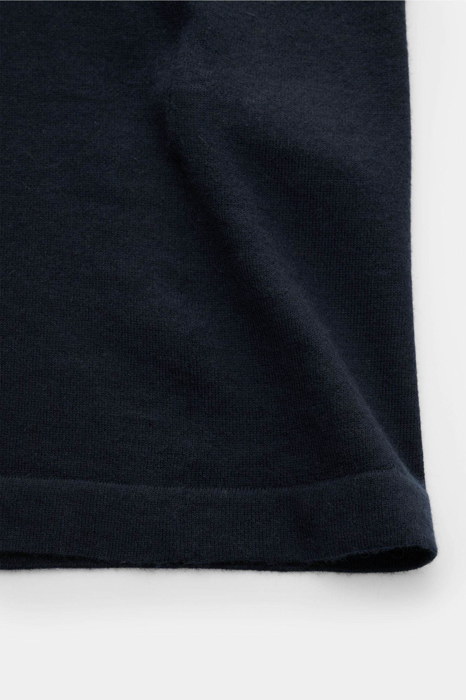 Lisa Yang Cashmere Strickhemd 'Kieran' navy, Detailaufnahme unten, weiches reines Cashmere, feines Strickbild, Regular Fit, klassischer Umlegekragen.