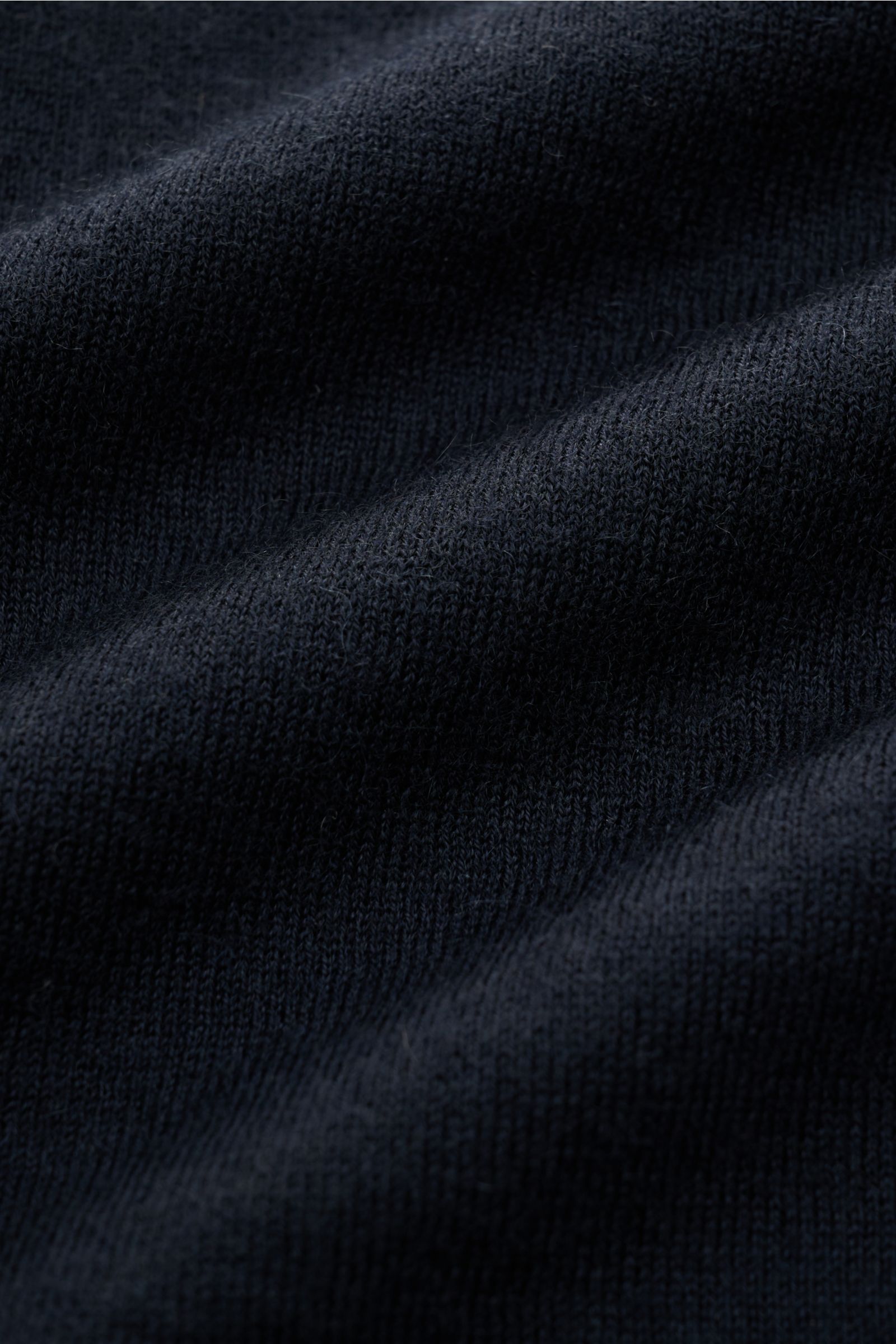 Nahaufnahme des feinen Strickbilds und weichen Materials des Lisa Yang Cashmere Strickhemds 'Kieran' navy aus reinem Cashmere.