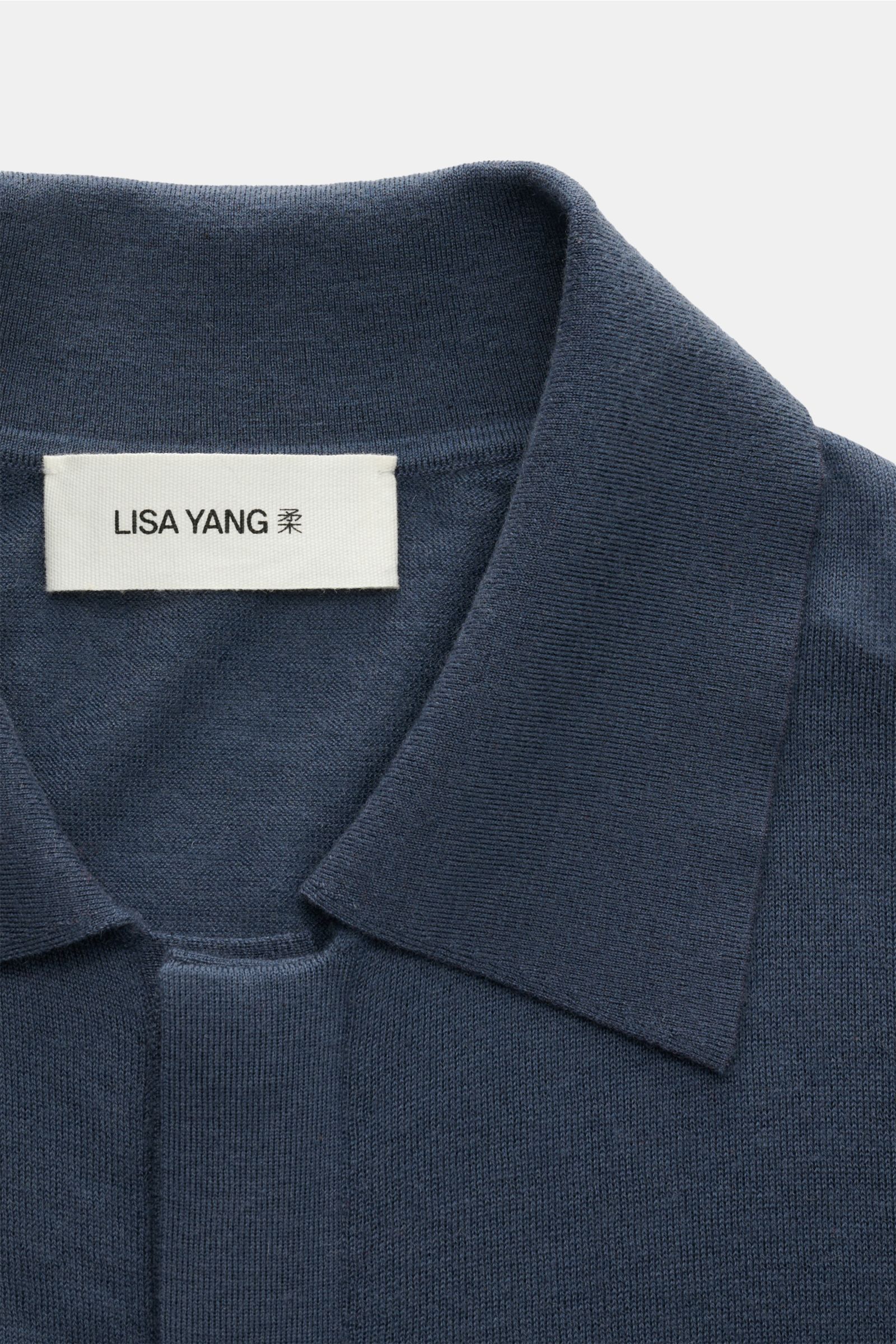 Close-up front view of the Lisa Yang Cashmere Strickhemd 'Kieran' graublau showing its classic folded collar and hidden button placket. Zeitlos eleganter Komfort: Das vielseitige Strickhemd von LISA YANG überzeugt mit seinem besonders weichen Material aus