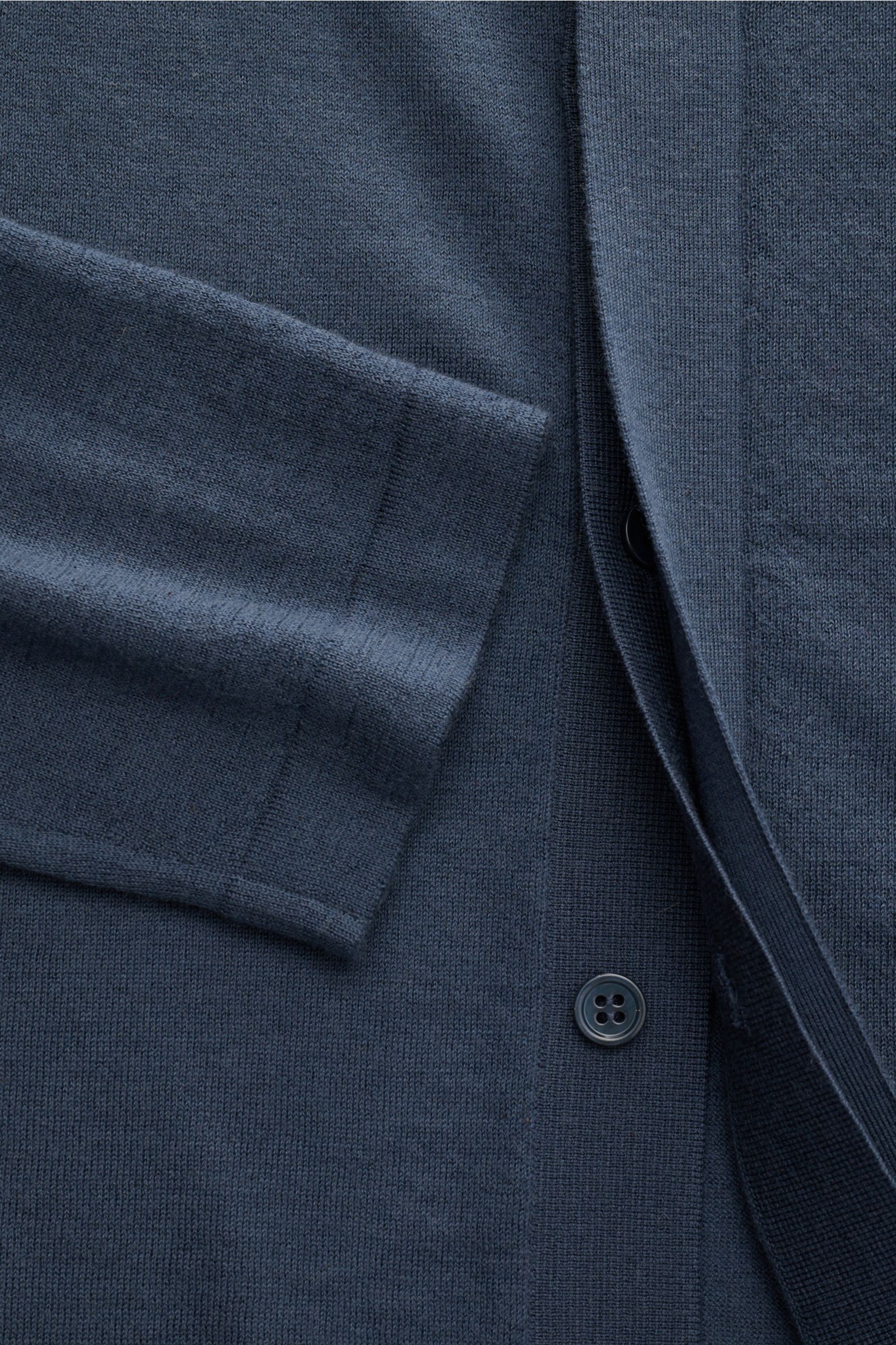 Close-up front view of the Lisa Yang Cashmere Strickhemd 'Kieran' graublau, showing soft, fine-knit grey-blue cashmere fabric, concealed button placket, classic collar, regular fit, and a chest patch pocket; timeless comfort with pure cashmere and a very 