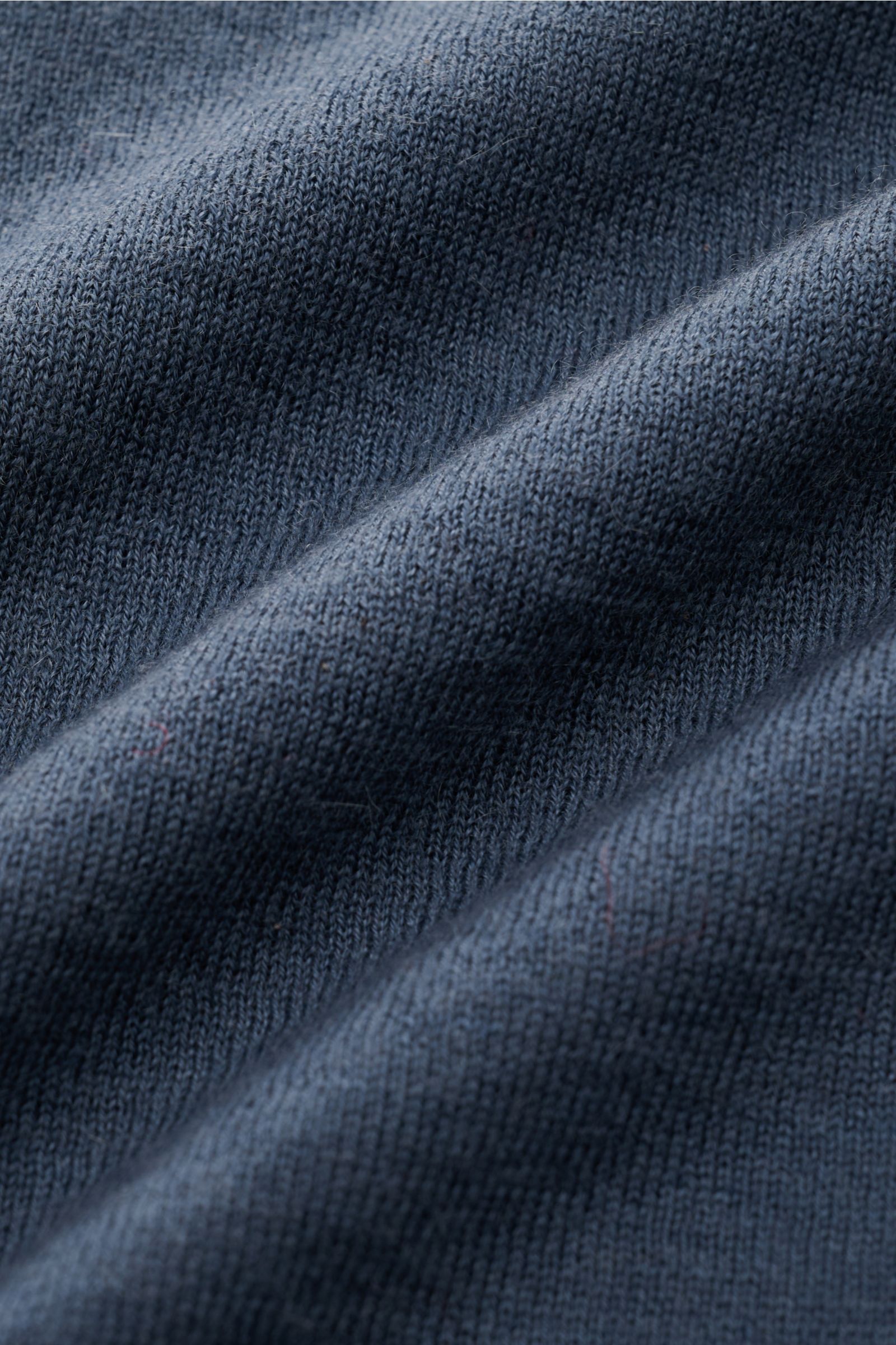 Close-up view of the fabric texture of Lisa Yang Cashmere Strickhemd 'Kieran' graublau, showing soft, fine-knit pure cashmere material with a smooth, regular fit and classic details like a hidden button placket and chest pocket. Zeitlos eleganter Komfort: