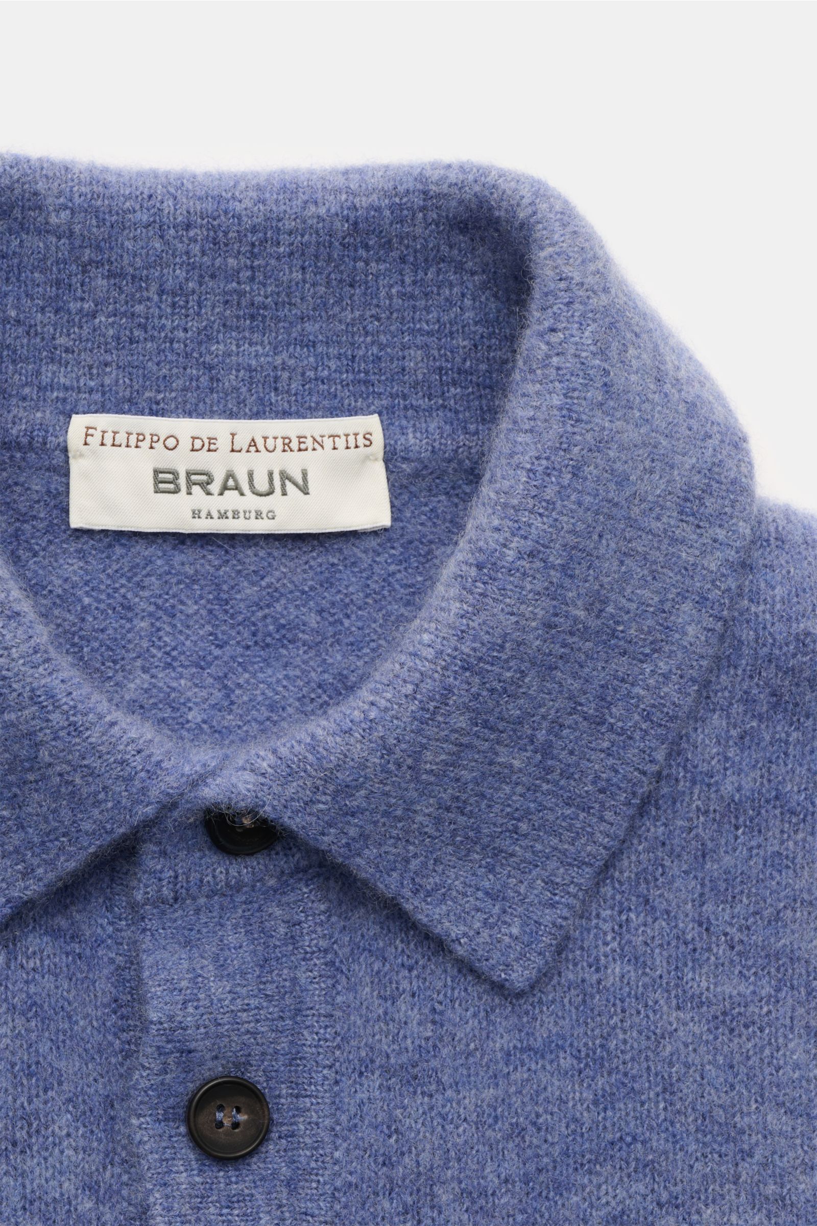 Filippo de Laurentiis Strickpolo rauchblau meliert, Nahaufnahme von oben, Strick aus Cashmere, Seide, Microfaser, Slim Fit, weicher Griff, Polokragen, Drei-Knopf-Leiste, Rippbündchen.