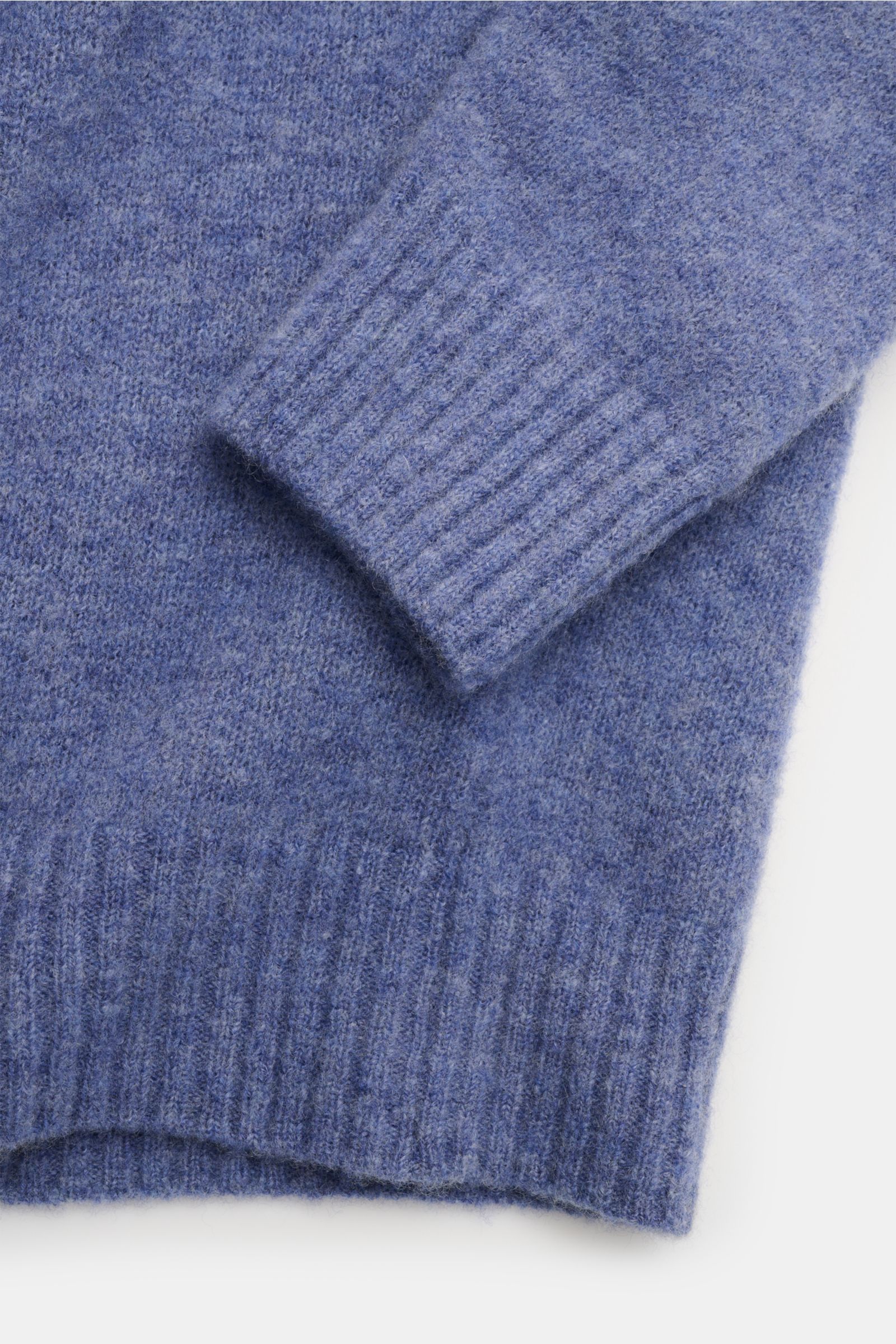 Filippo de Laurentiis Strickpolo rauchblau meliert, Detailaufnahme von Arm und Bund, Slim Fit, Cashmere-Seide-Microfaser, weicher Griff, feines Strickbild, Polokragen, Drei-Knopf-Leiste, Rippbündchen.