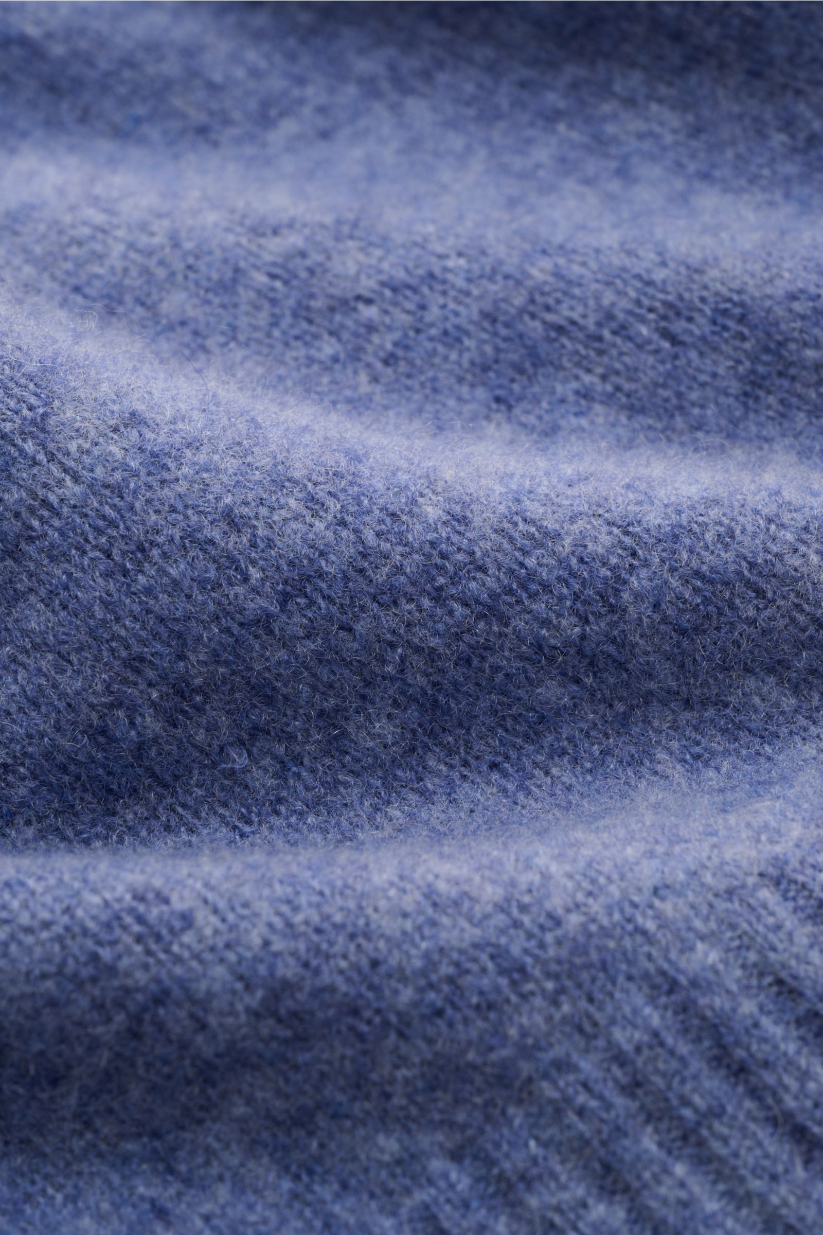 Filippo de Laurentiis Strickpolo rauchblau meliert im Detail, Nahaufnahme der feinen Cashmere-, Seide- und Microfaser-Strickstruktur, Slim Fit mit Polokragen, Drei-Knopf-Leiste, voluminös, weich, mit komfortablen Rippbündchen.