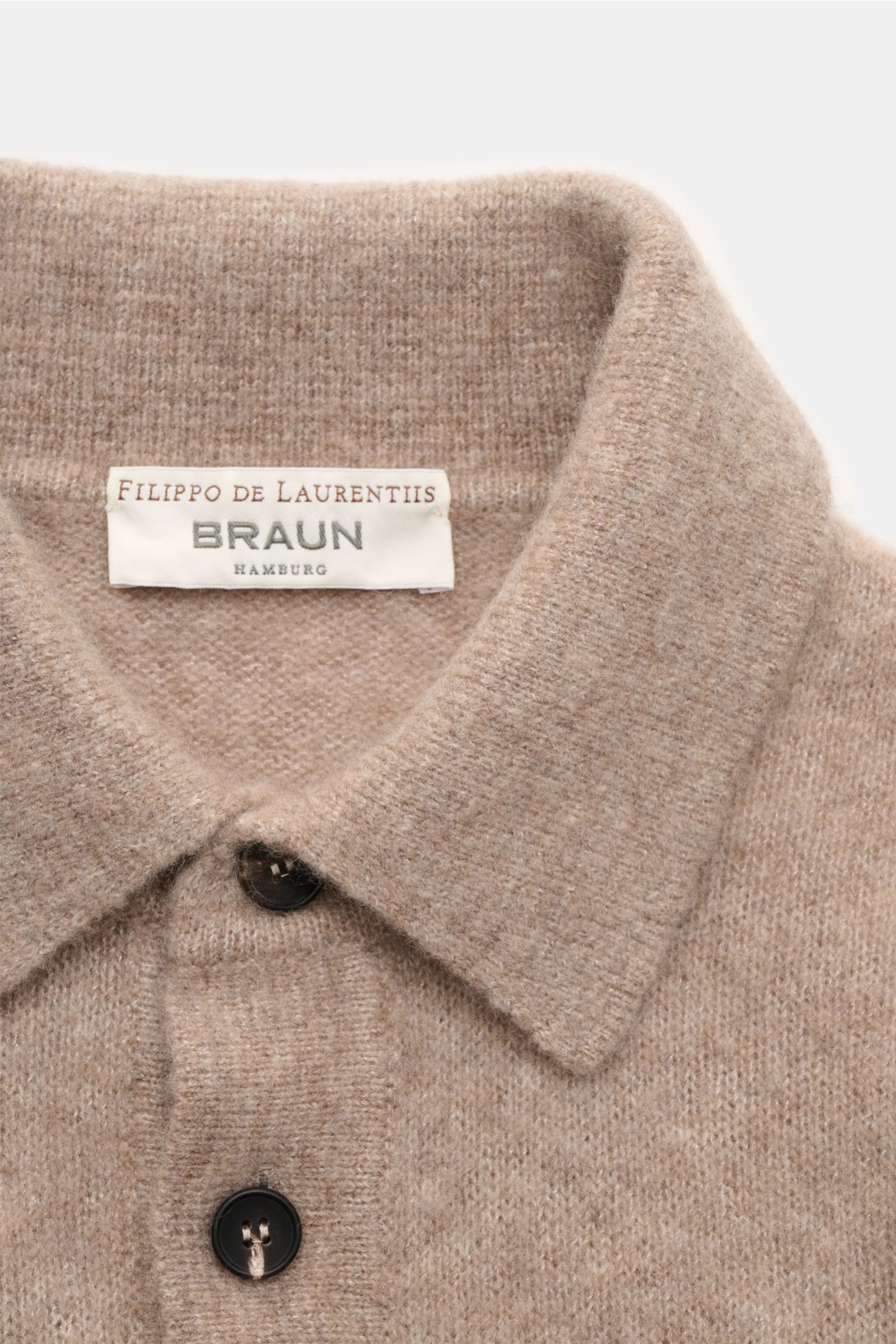 Close-up top view of the Filippo de Laurentiis Strickpolo beige meliert showing the collar and button placket. Strick aus Cashmere, Seide und Microfaser, leichte, voluminöse Qualität, sehr weicher Griff, feines Strickbild, Slim Fit, typischer Polokragen, 