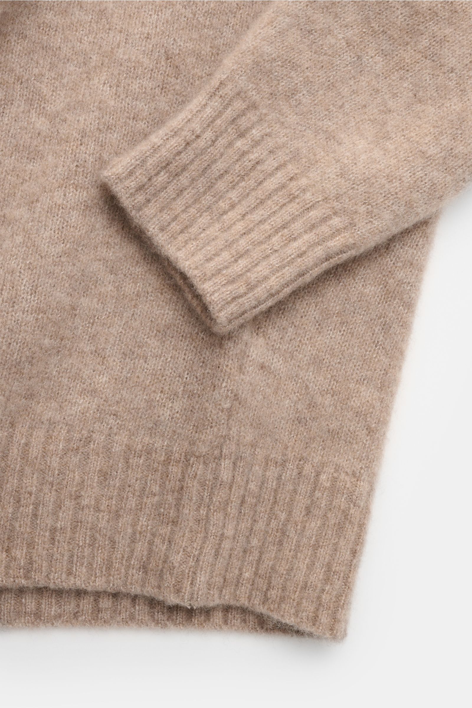 Close-up side view of the Filippo de Laurentiis Strickpolo beige meliert sleeve and hem, showing fine knit texture and ribbed cuffs. Strick aus Cashmere, Seide und Microfaser, leichte voluminöse Qualität, sehr weicher Griff, feines Strickbild, Slim Fit, t