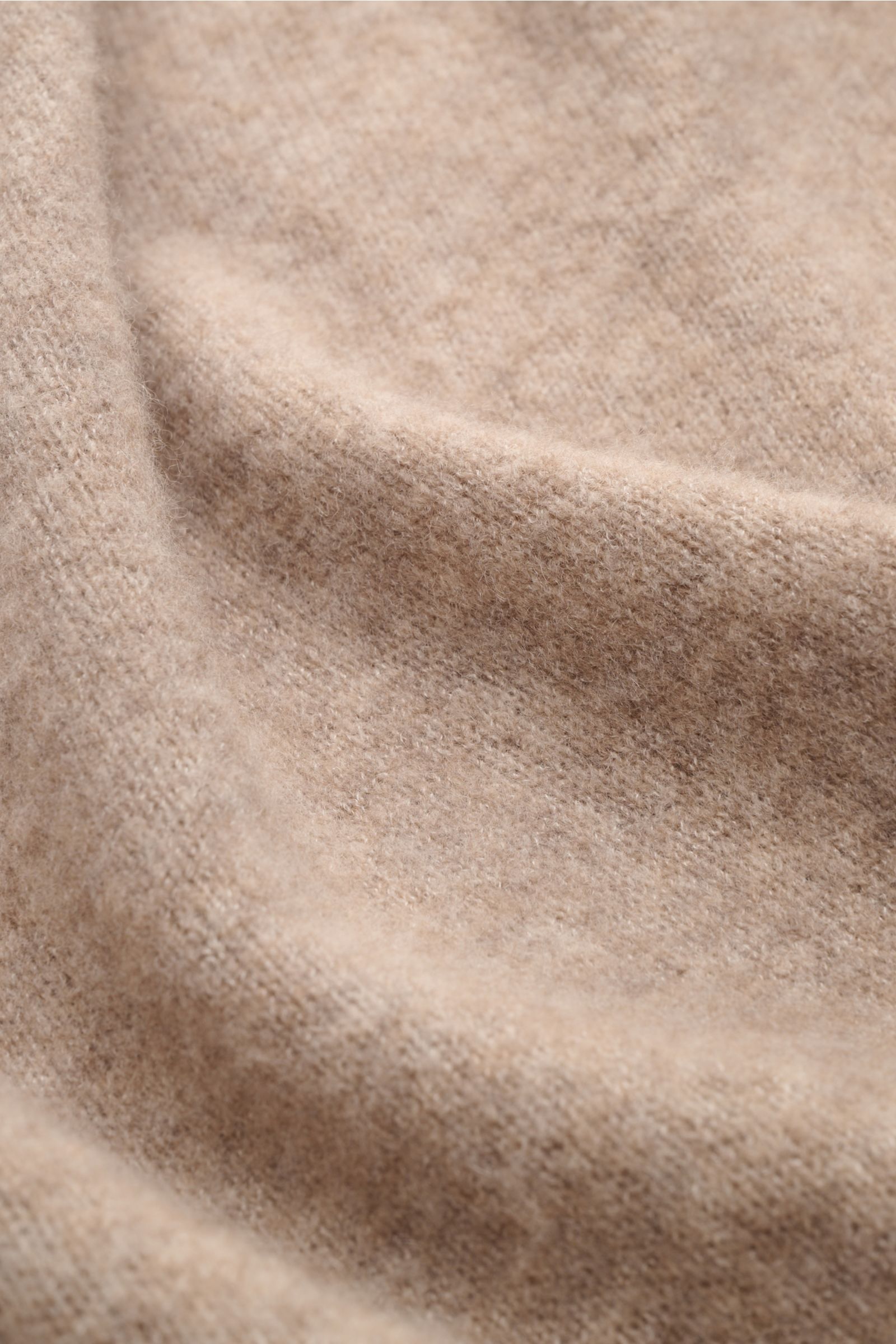 Close-up front view of the beige meliert Filippo de Laurentiis Strickpolo showing fine knit texture, made from cashmere, silk, and microfiber with a soft touch, slim fit, typical polo collar, three-button placket, and comfortable ribbed cuffs.