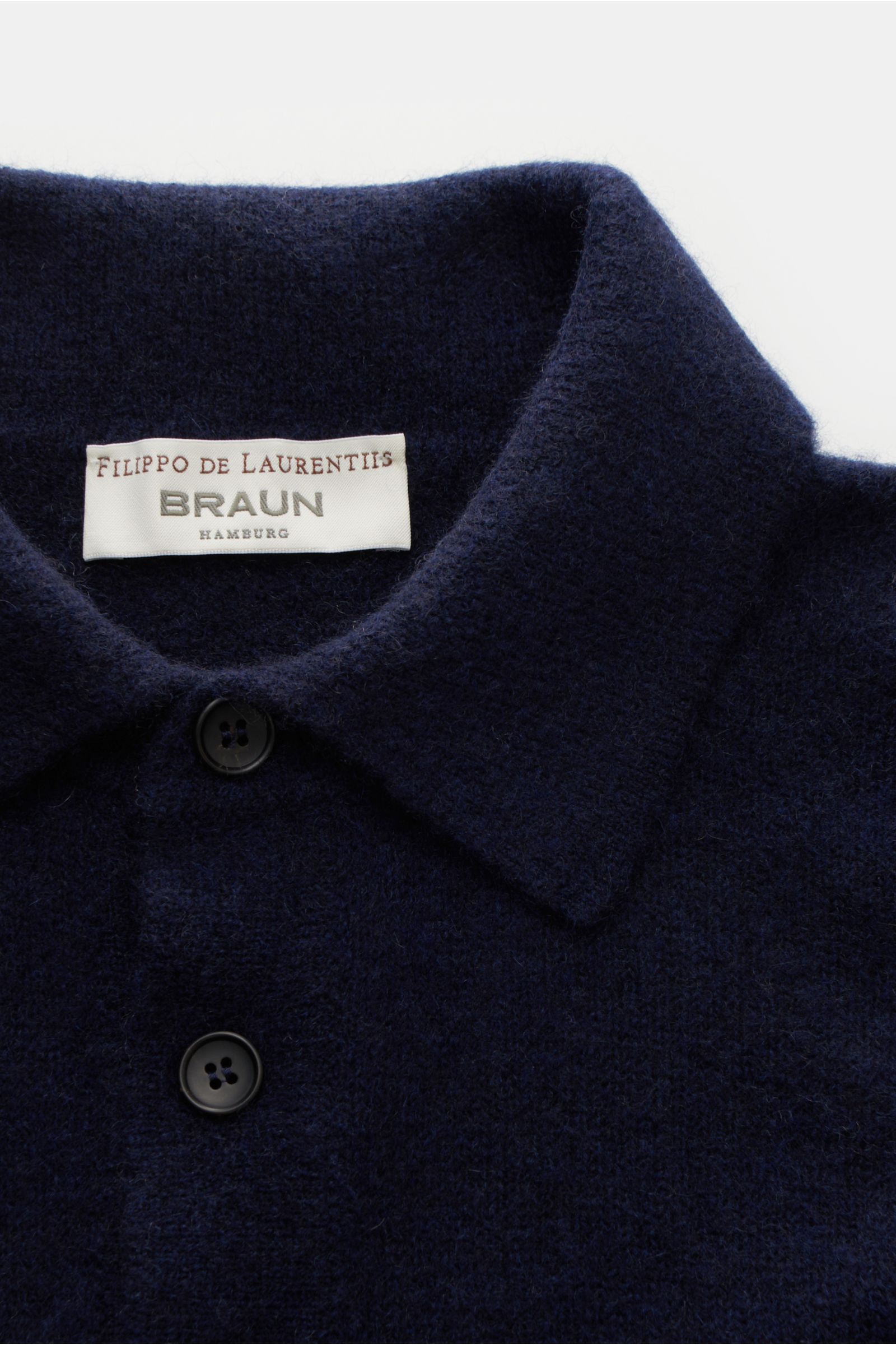 Filippo de Laurentiis Strickpolo navy aus Cashmere, Seide, Microfaser, Slim Fit, feines Strickbild, Polokragen, Drei-Knopf-Leiste, Rippbündchen, weicher Griff, leichte voluminöse Qualität, Nahaufnahme von oben.