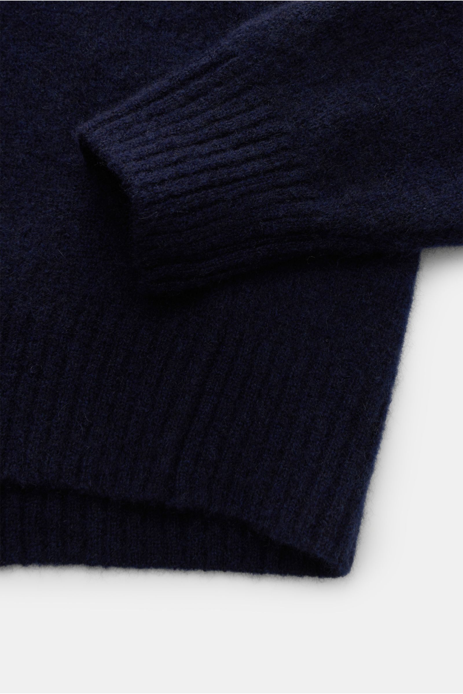 Filippo de Laurentiis Strickpolo navy aus Cashmere, Seide, Microfaser, Slim Fit, feines Strickbild, Polokragen, Drei-Knopf-Leiste, Rippbündchen, weicher Griff, Detailaufnahme.