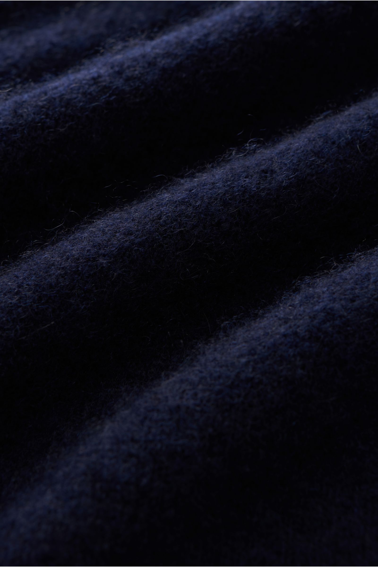 Filippo de Laurentiis Strickpolo navy, Detailaufnahme des feinen Strickbilds, Slim Fit, Polokragen, Drei-Knopf-Leiste, weicher Griff, voluminös, Rippbündchen, Cashmere, Seide, Microfaser.