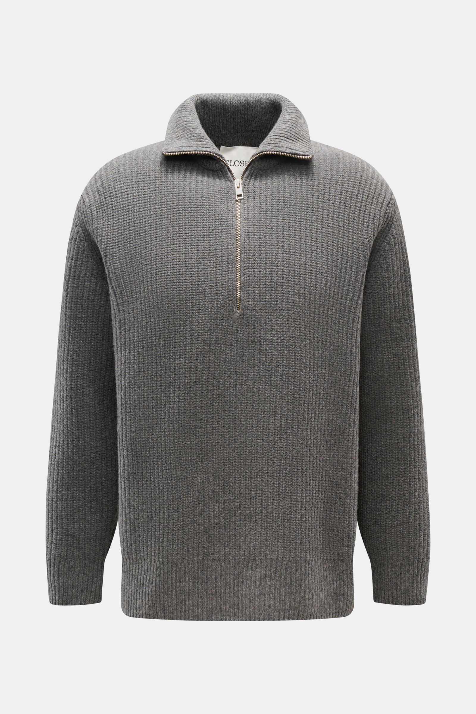 Front view of a Closed Troyer grau meliert, a grey melange knit sweater made of patentstrick aus reiner Wolle, schwere Qualität with grobes Strickbild, leicht griffige Haptik, Regular Fit, Rippstrickkragen mit Zipper, and breite Rippbündchen.
